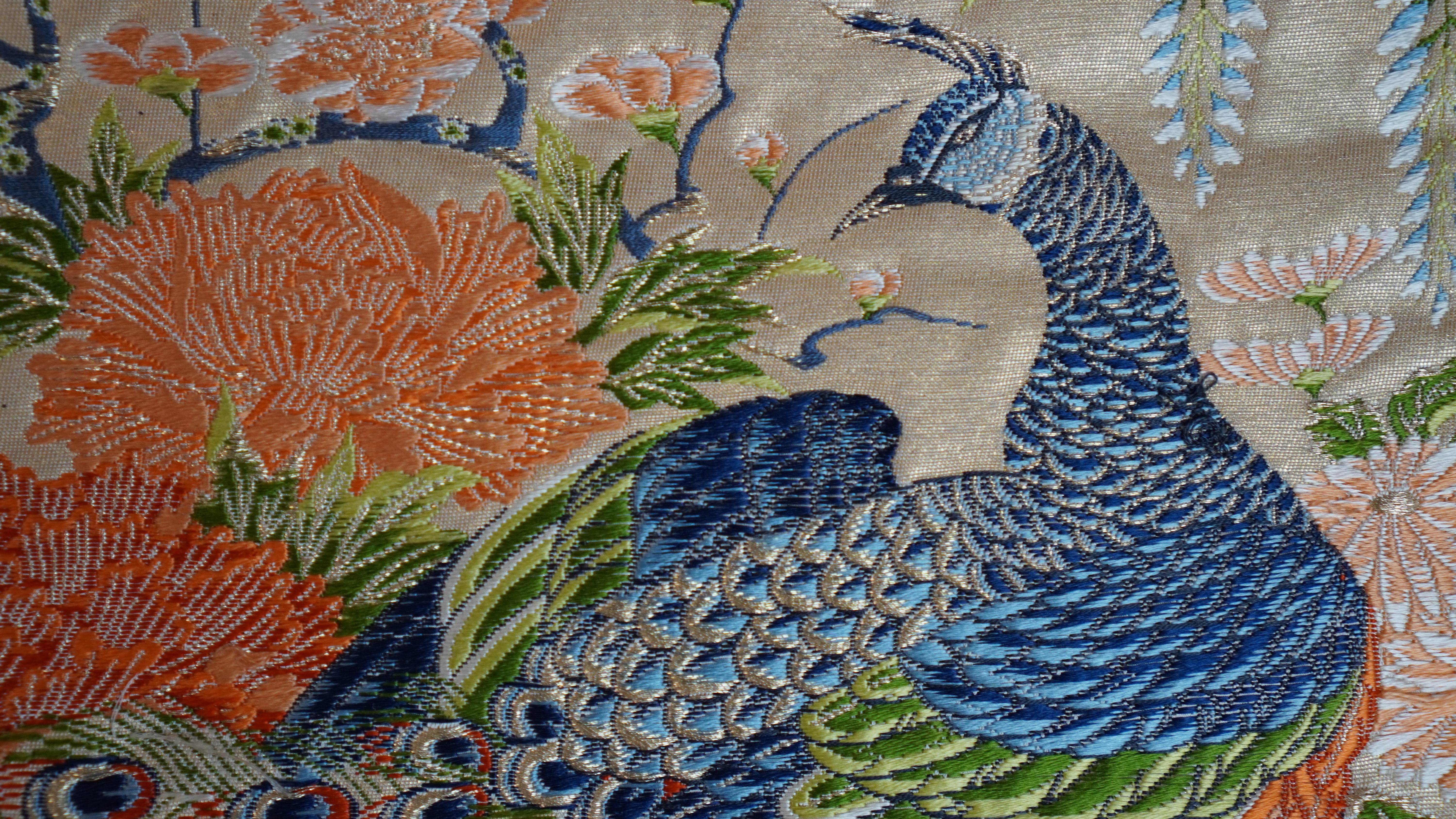 Dieser japanische Kimono-Wandteppich ist der einzige seiner Art auf der Welt. Es wurde von japanischen Handwerkern sorgfältig und akribisch bestickt.

Wir sind stolz darauf, diesen Kimono-Wandteppich präsentieren zu können, der mit Pfauen und Blumen
