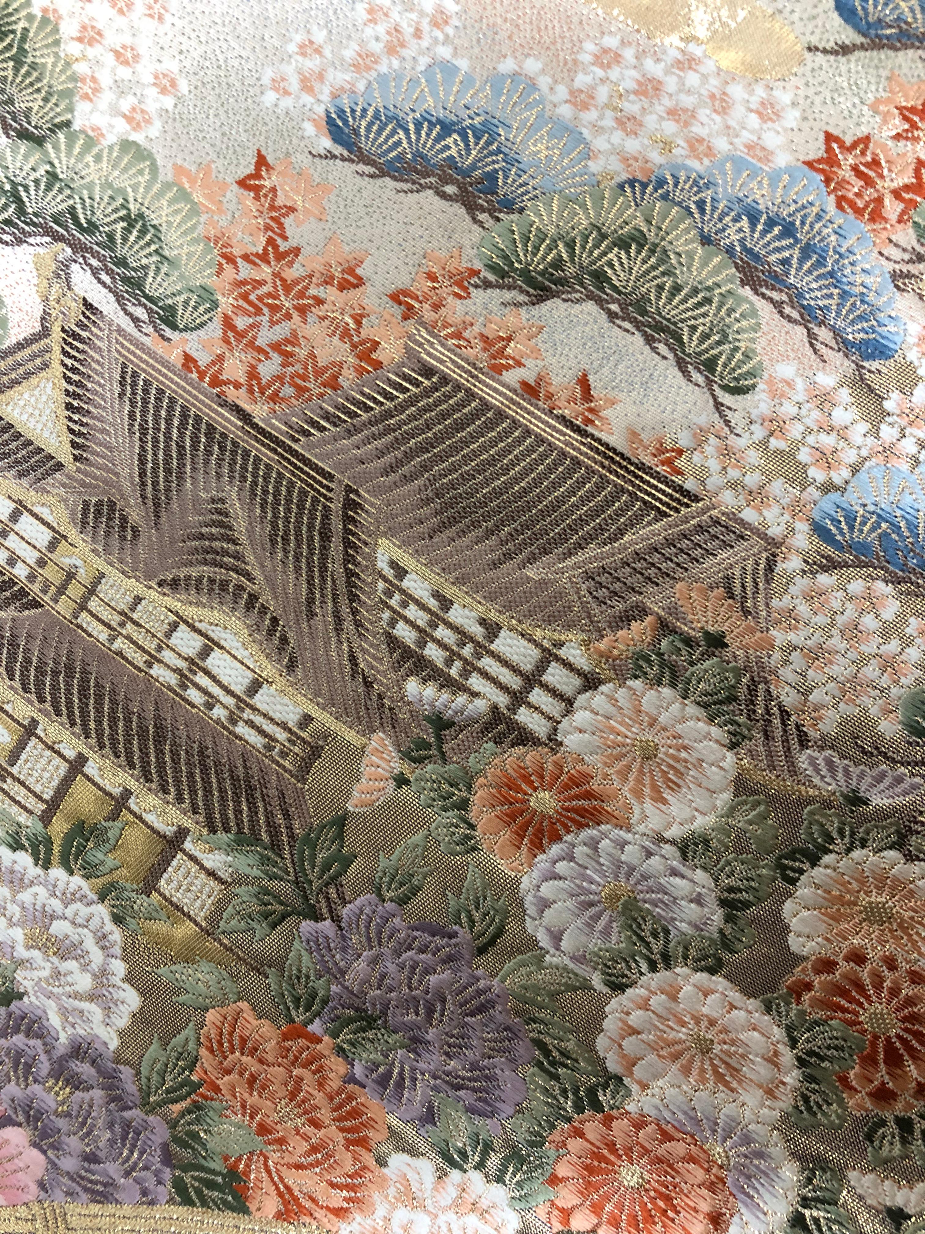 Fait main Art kimono / Art japonais / Décoration murale -Temple Garden in a Riot of Blooms en vente