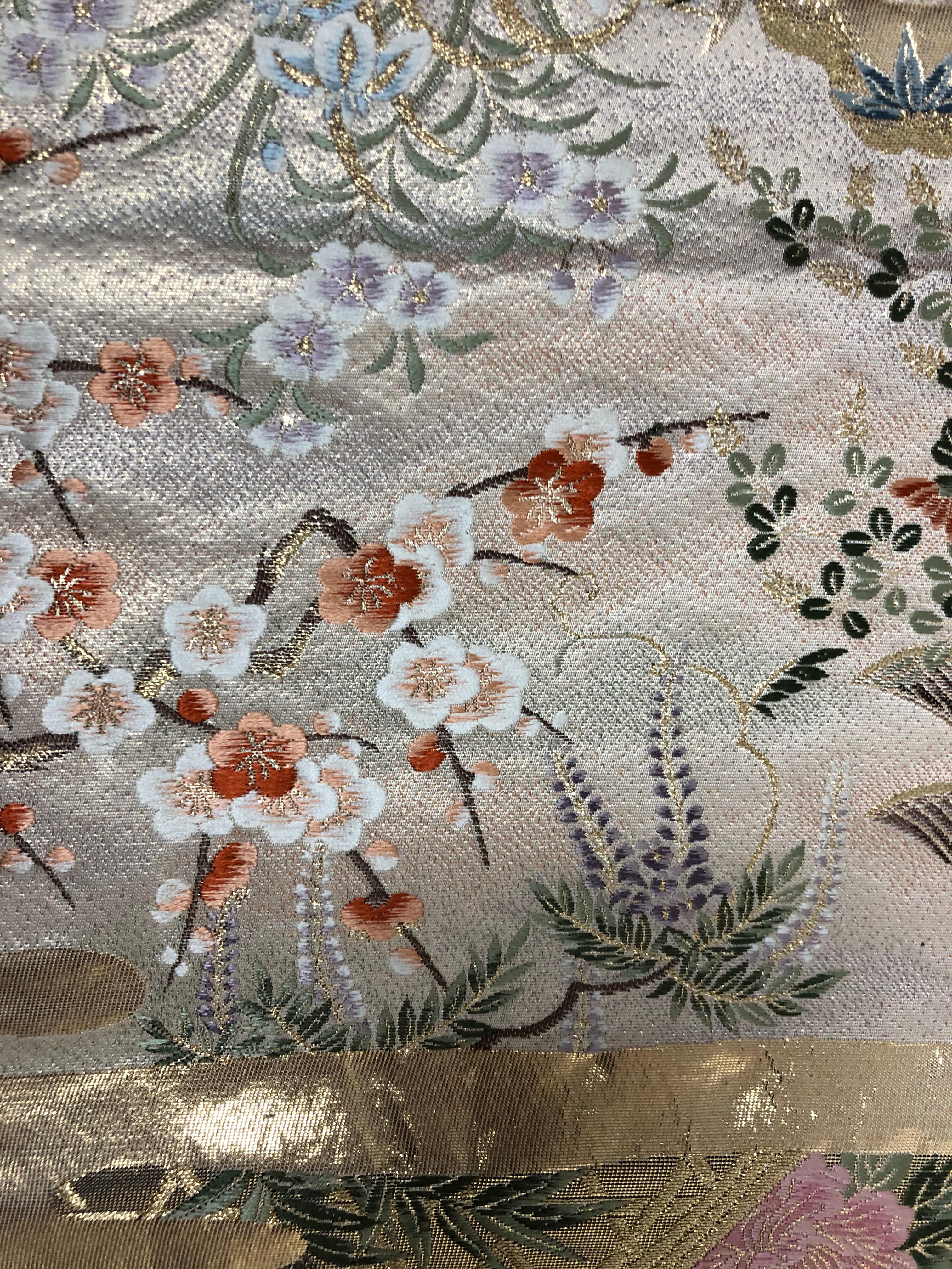 Soie Art kimono / Art japonais / Décoration murale -Temple Garden in a Riot of Blooms en vente
