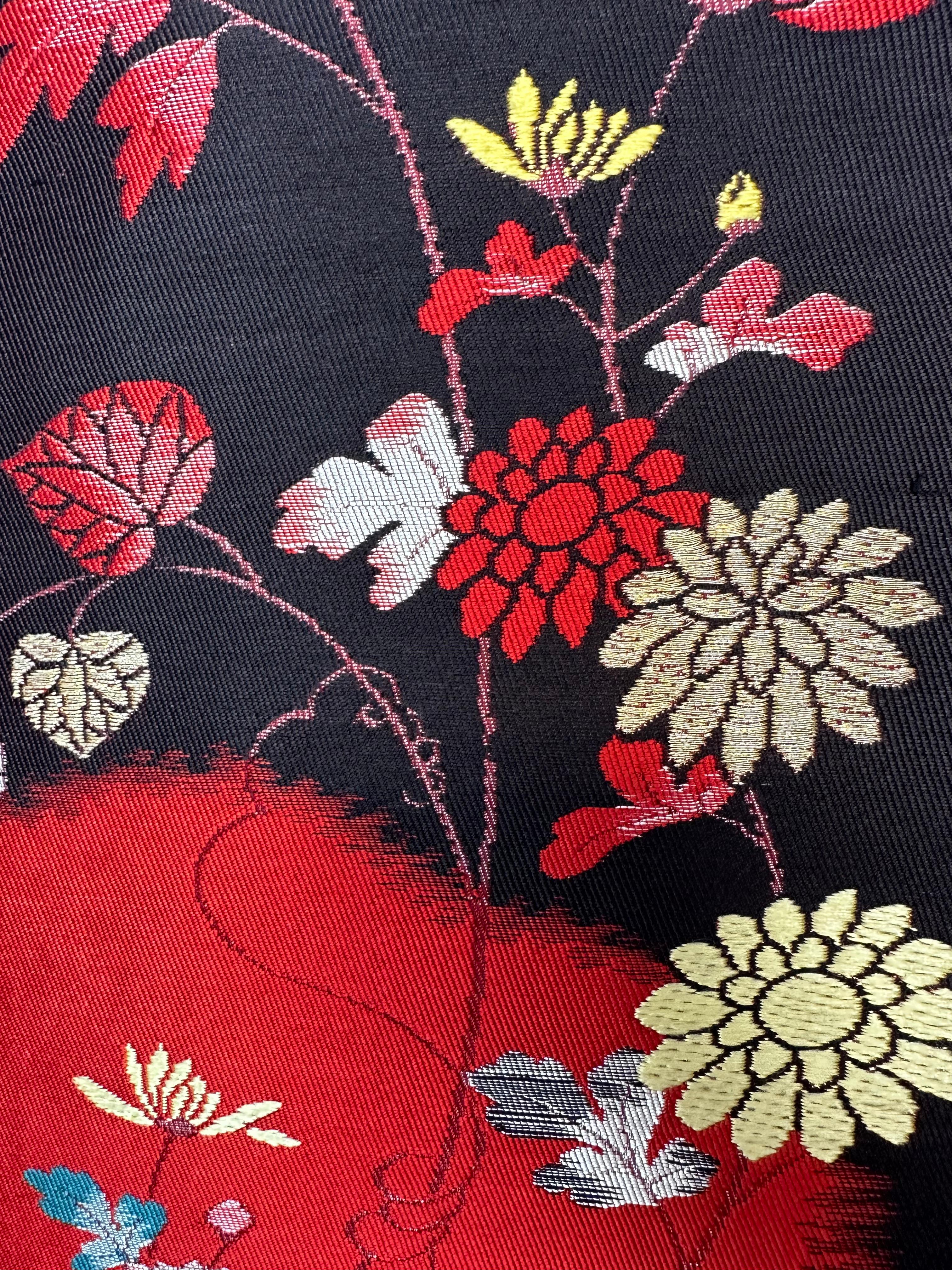 Kimono-Kunst „Seasonal Blessings“ von Kimono-Couture, Japanische Kunst, gerahmte Wandkunst (Stoff) im Angebot
