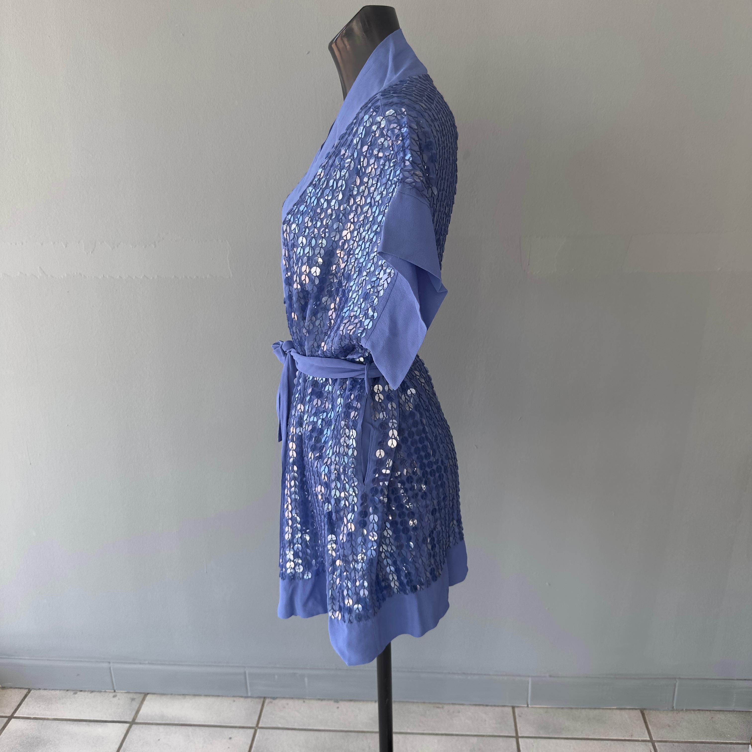 Kimono copricostume Parosh blu in paillettes. 
Bellissimo da portare anche con un top ed uno short o pantalone nelle sere d'estate. 
Chiusura con cintura, paillettes di ricambio, ancora cartellinato con prezzo al dettaglio € 350
Taglia M 
Lungo 85cm