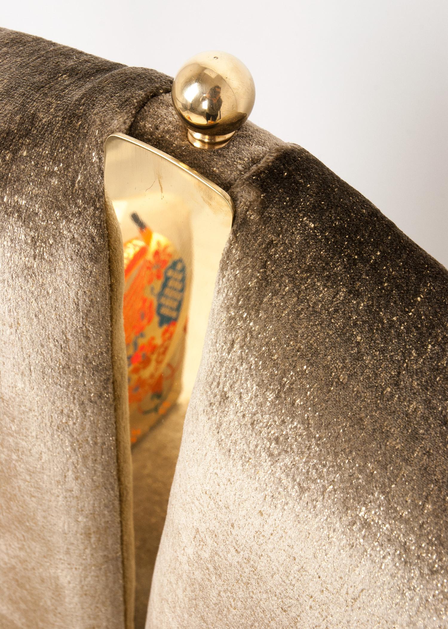 Chaise contemporaine Kimono en velours, soie de kimono vintage, verre argenté et laiton en vente 5