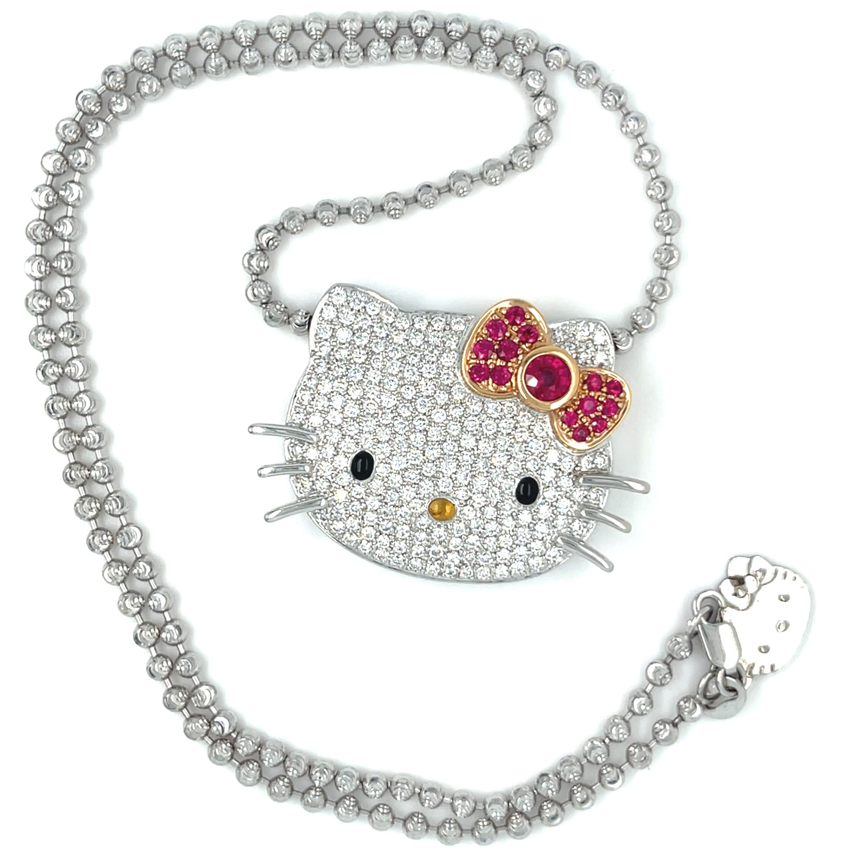 Collier à pendentifs Hello Kitty
Avec 1,3 ct de diamants pleine taille, 0,65 ct de rubis
Accentué par un Onyx noir de forme ovale et un Cabochon de Citrine
Poids total en carats = environ 1.95 carats
Longueur : 17.5 pouces
Dimensions du pendentif :