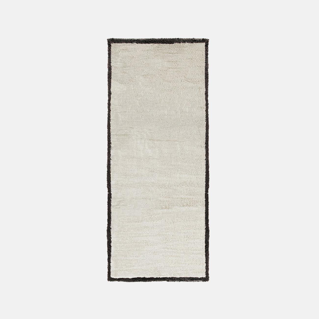 Kimoto Caru Läufer von Atelier Bowie C.D.
Abmessungen: B 120 x L 465 cm.
MATERIALIEN: Wolle.

Erhältlich in B100 x L320, B110 x L350, B120 x L465 cm.

Atelier Bowie C.D. widmet sich der Herstellung zeitgenössischer, handgefertigter Teppiche für den
