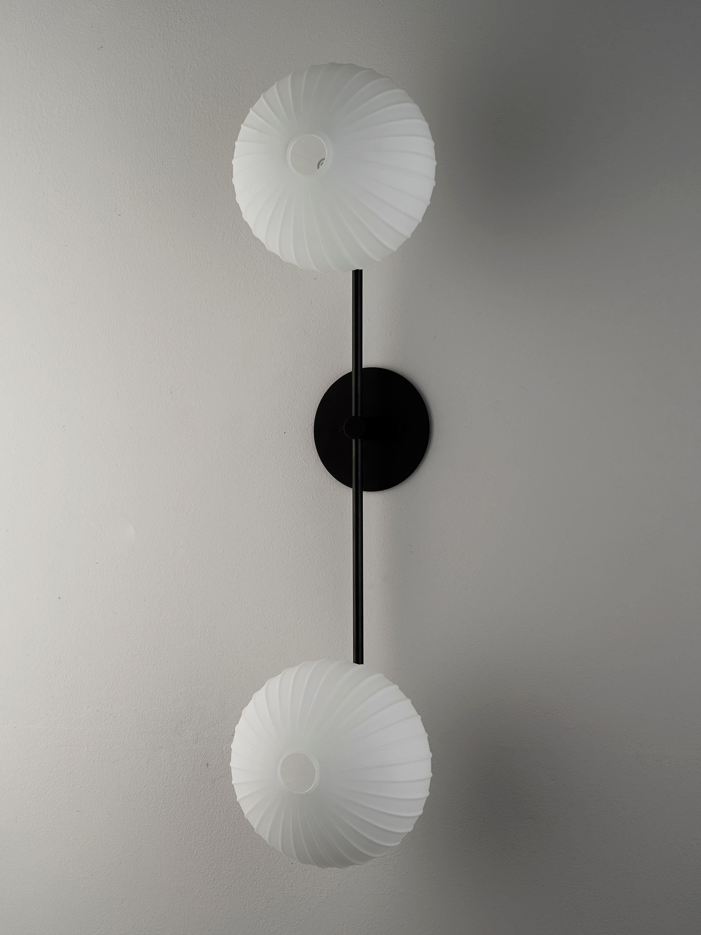 Aplique de pared o empotrable KINA 2 en vidrio soplado y bronce, Blueprint Lighting Norteamericano en venta