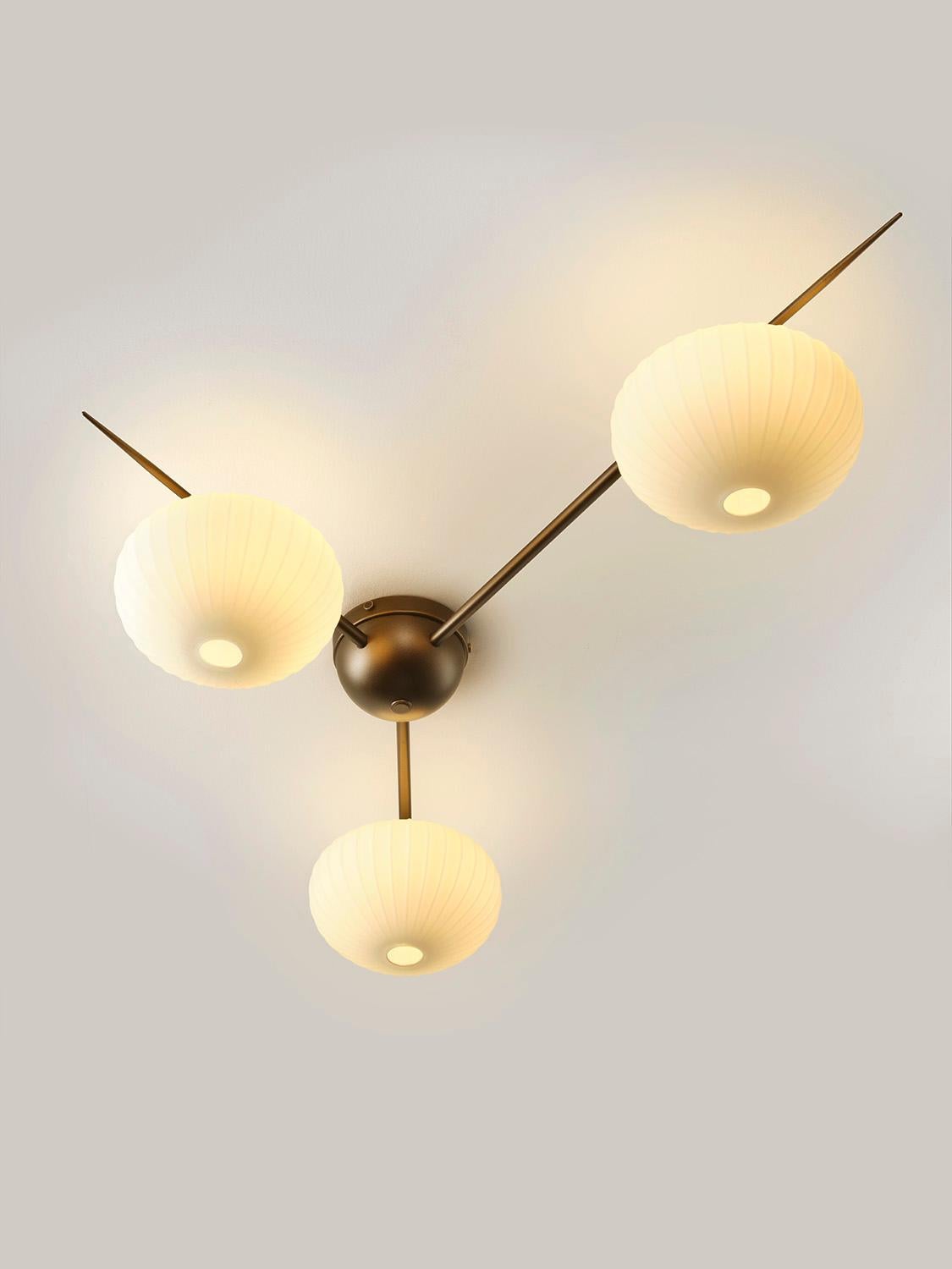 Monture KINA 3 en bronze et verre soufflé par Blueprint Lighting Neuf - En vente à New York, NY