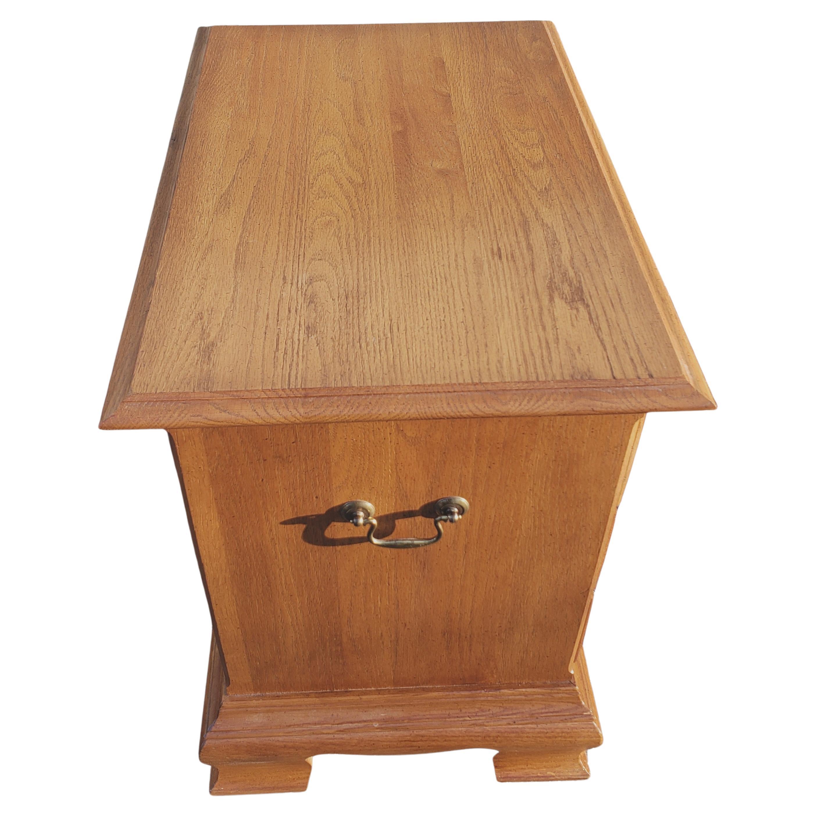 Laiton Table de chevet Kincaid Chippendale en chêne en vente
