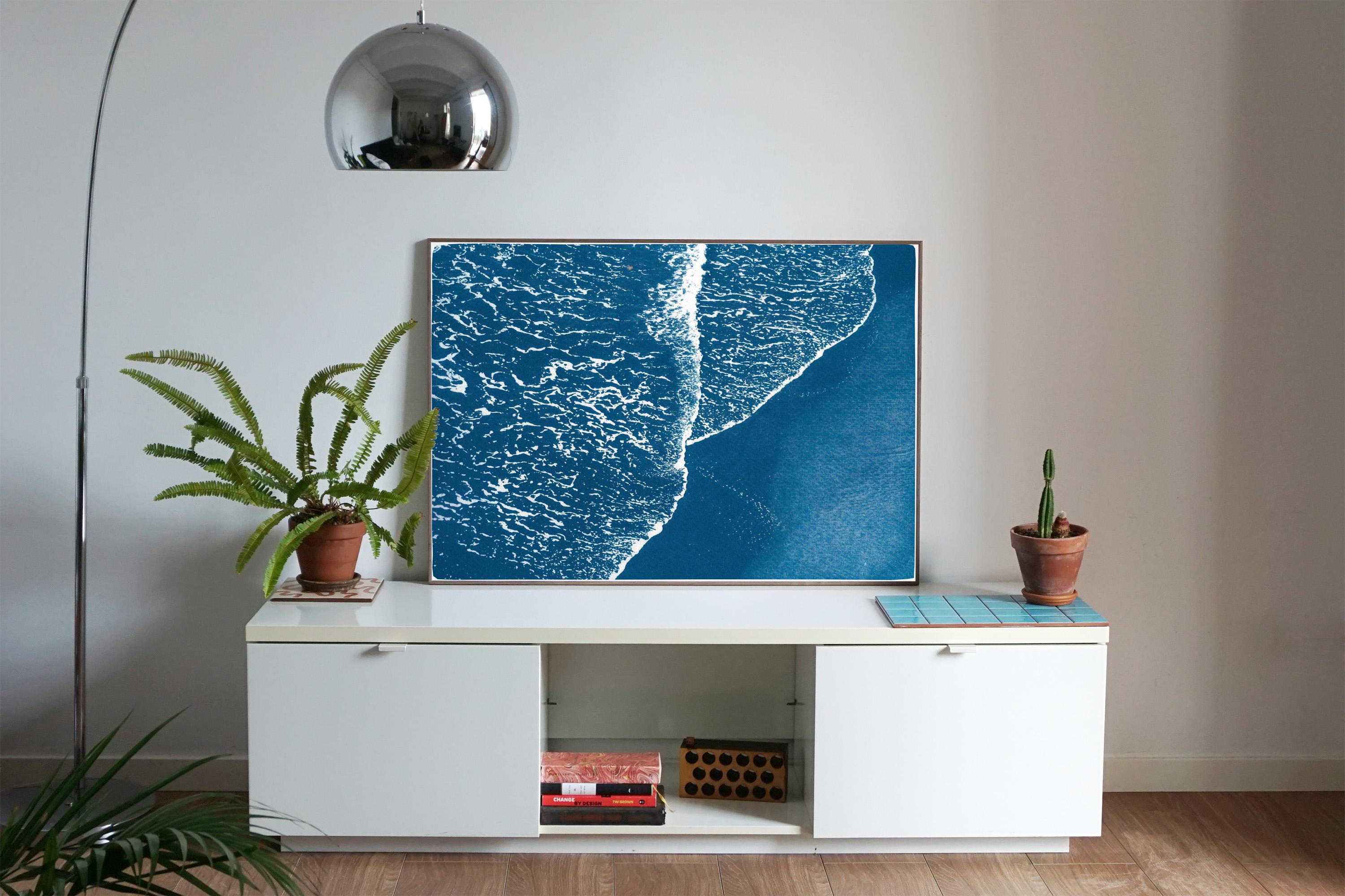 Blue Pacific Foamy Shorelines, Horizontal Calm Seascape, Minimal Waterscape (Paysage aquatique minimal)  - Minimaliste Painting par Kind of Cyan