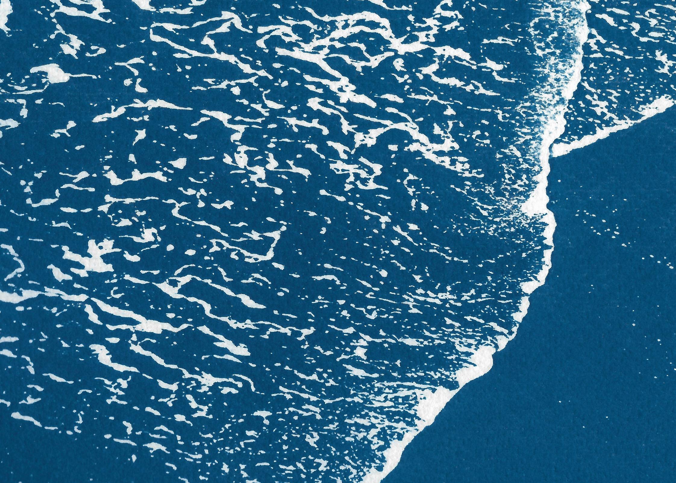 Blue Pacific Foamy Shorelines, Horizontal Calm Seascape, Minimal Waterscape (Paysage aquatique minimal)  - Bleu Landscape Painting par Kind of Cyan