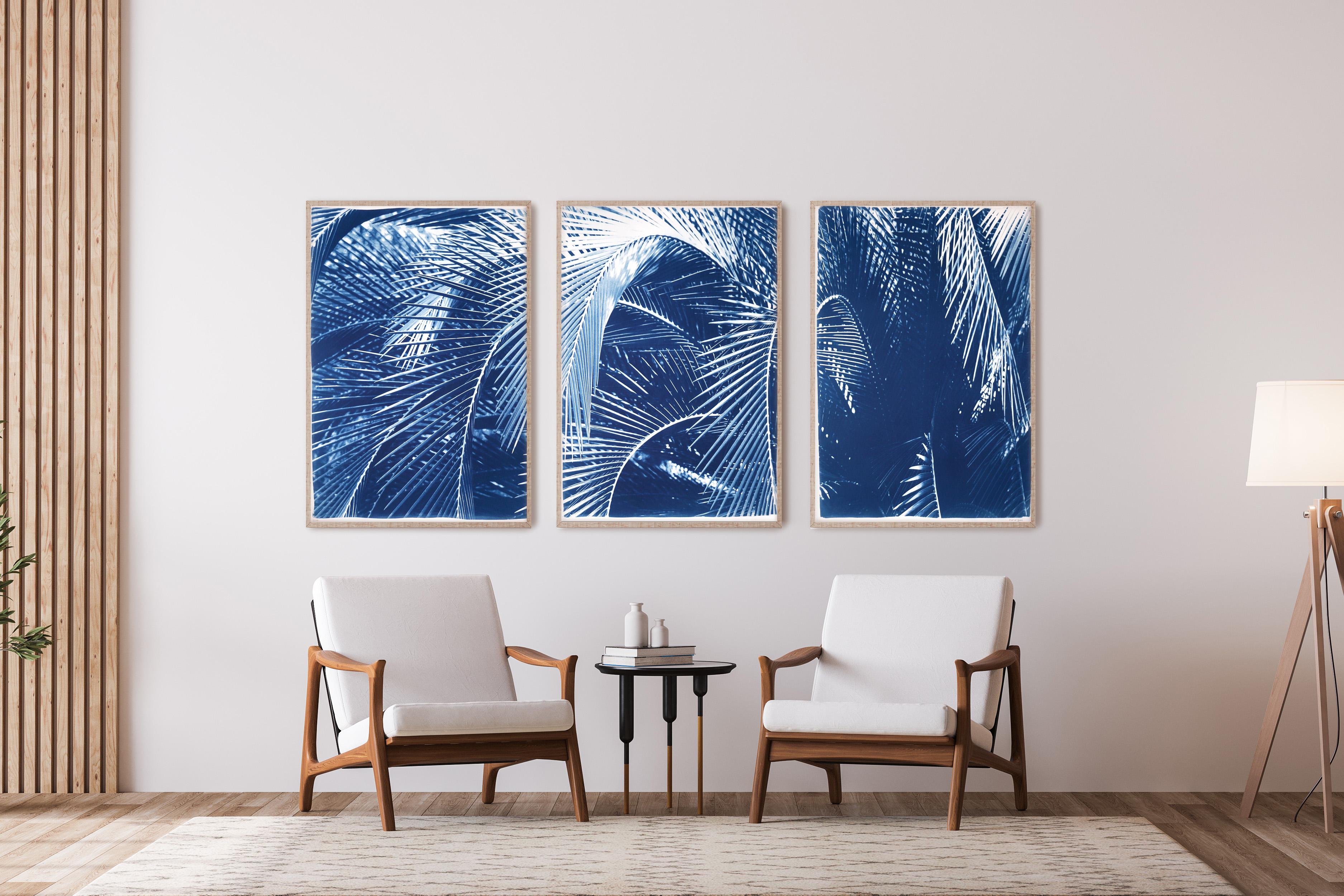 Triptyque botanique imprimé cyanotype de feuilles de palmier majestueuses en bleu  - Painting de Kind of Cyan
