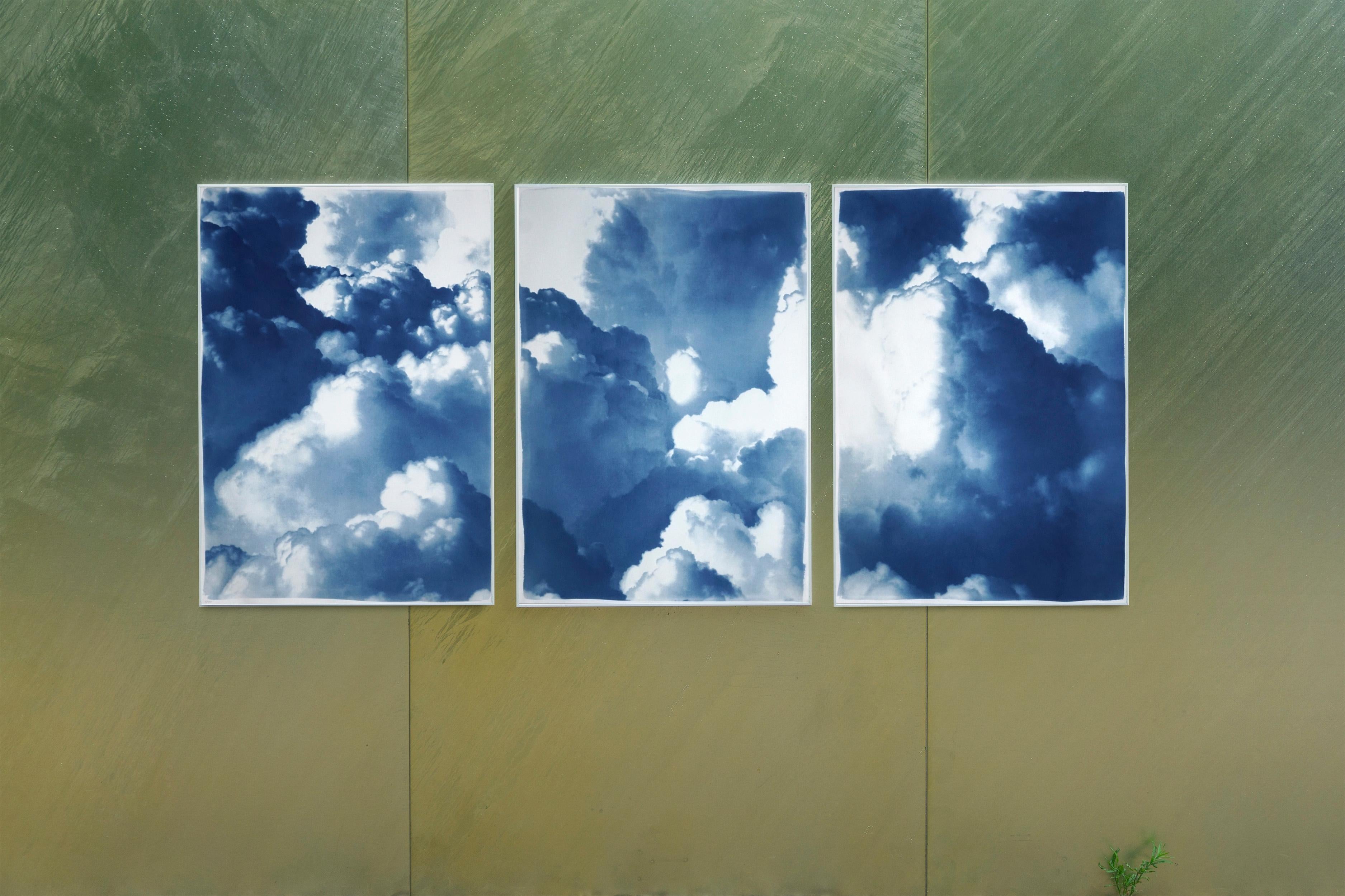 Trittico di nuvole dense e rotolanti, paesaggio del cielo blu, cianotipia fatta a mano su carta - Print di Kind of Cyan