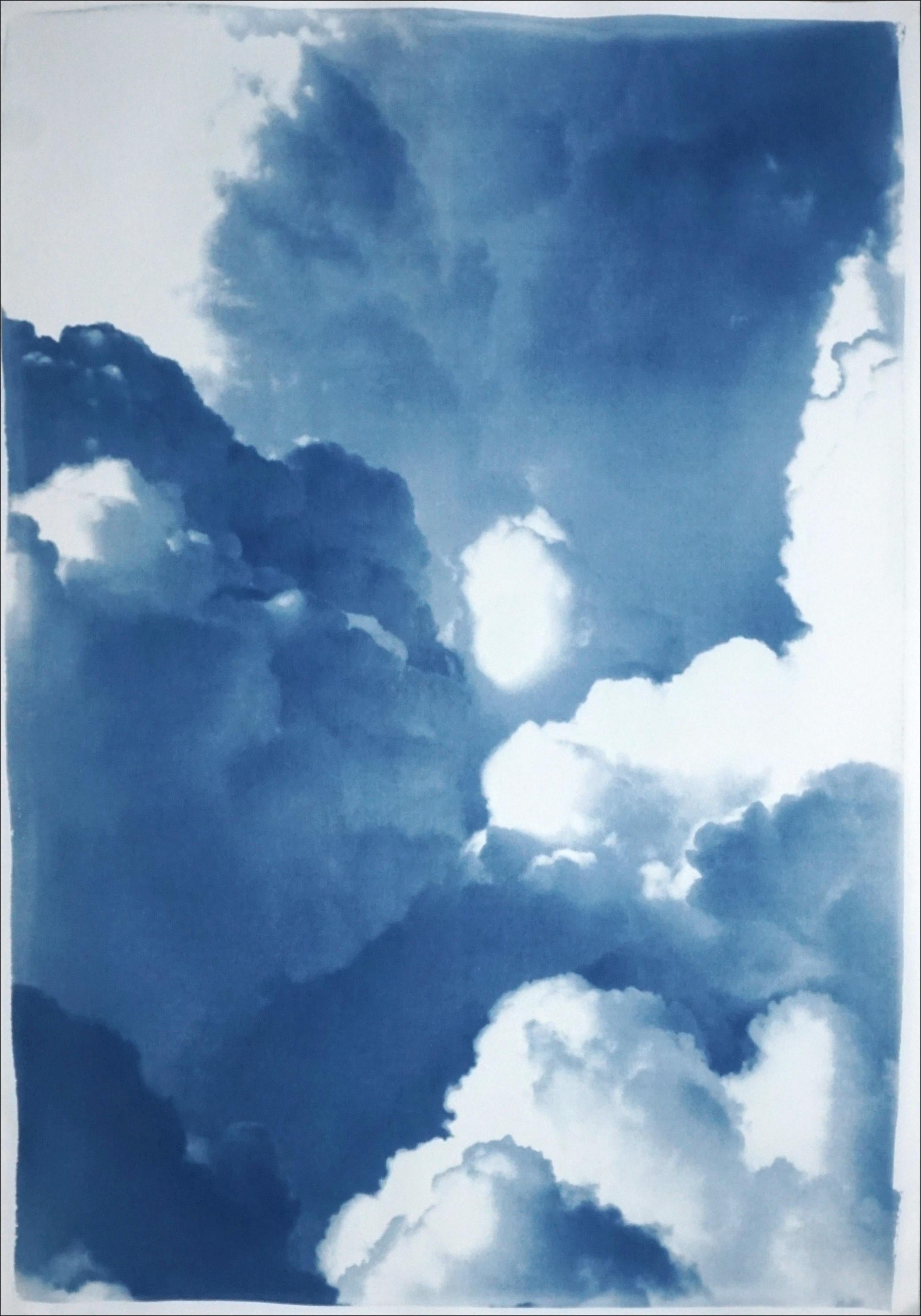 Il s'agit d'un cyanotype exclusif, imprimé à la main et en édition limitée, représentant de magnifiques nuages roulants. 

Détails :
+ Titre : Nuages denses et roulants
+ Année : 2024
+ Taille de l'édition : 100
+ Tampon et certificat d'authenticité