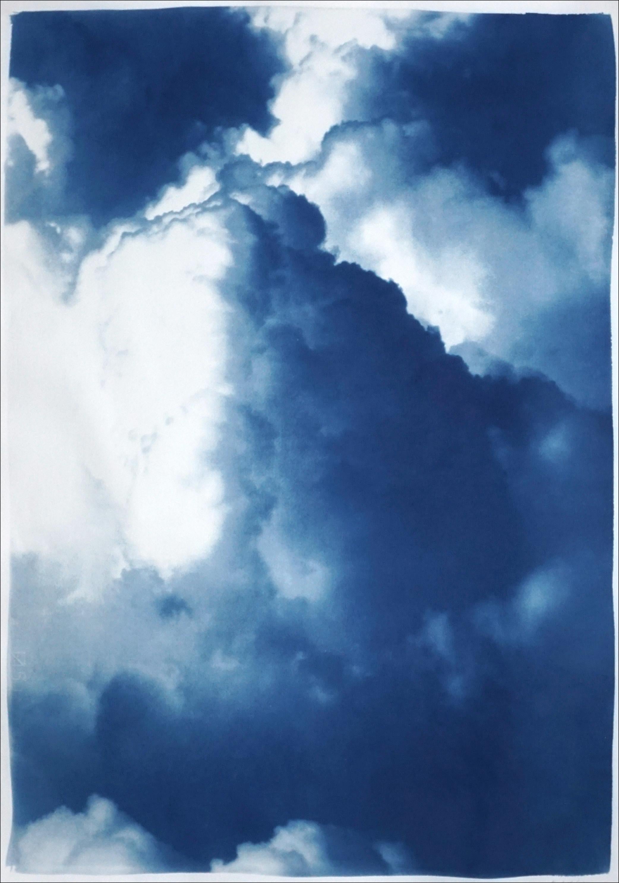 Triptyque de nuages ondulants denses, paysage de ciel bleu, cyanotype sur papier fait à la main en vente 1