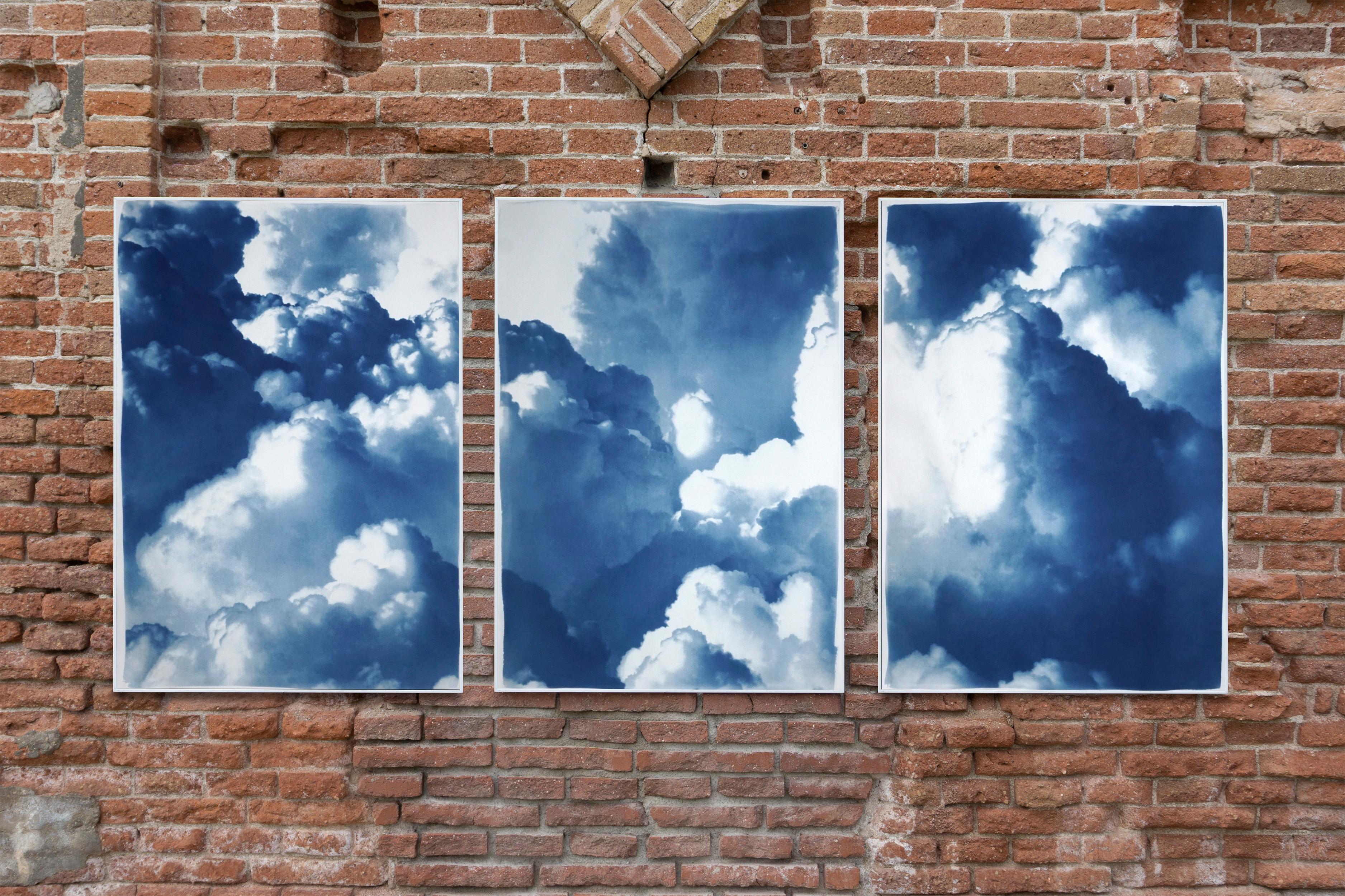 Triptyque de nuages ondulants denses, paysage de ciel bleu, cyanotype sur papier fait à la main en vente 3