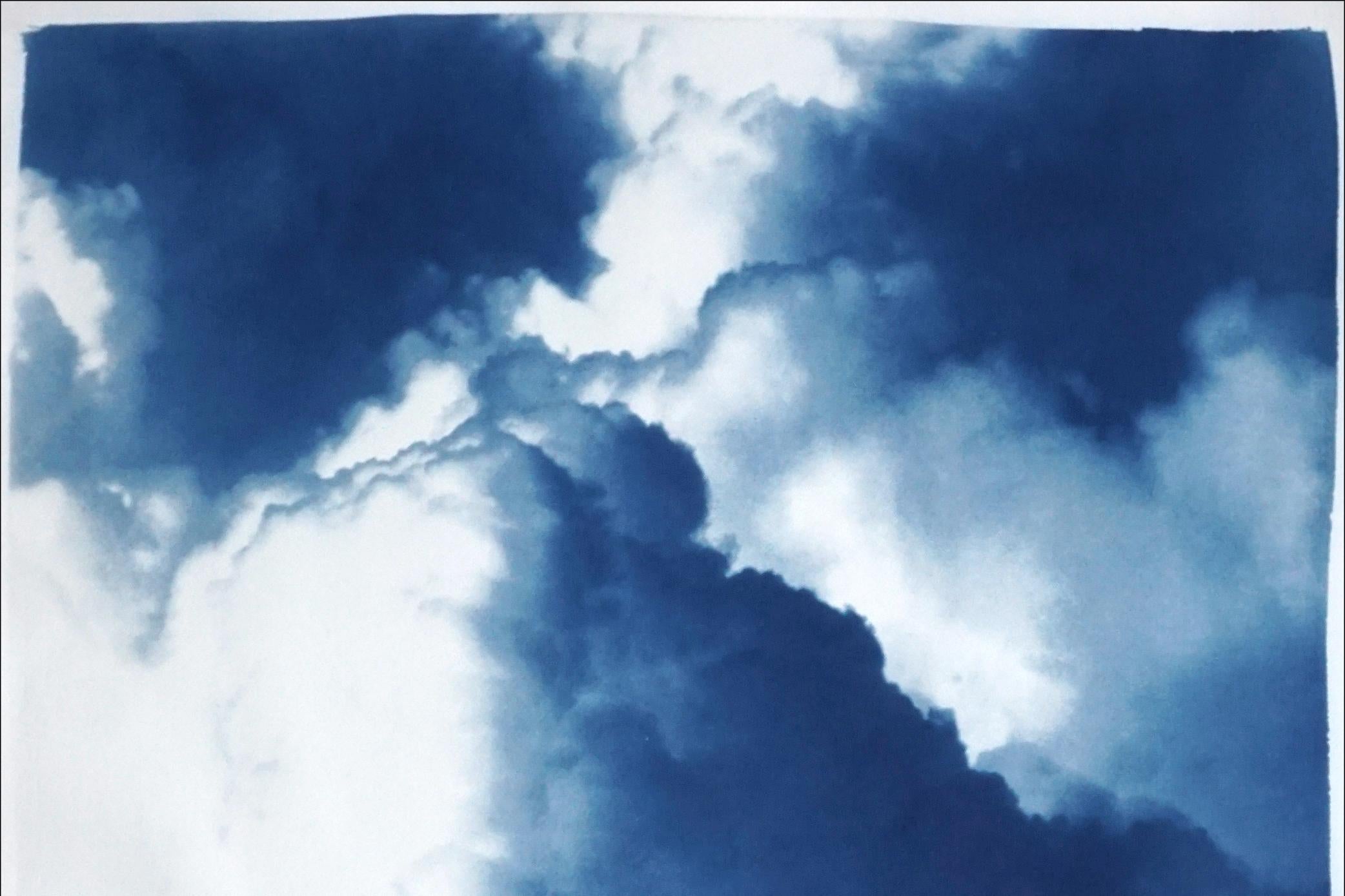 Triptyque de nuages ondulants denses, paysage de ciel bleu, cyanotype sur papier fait à la main en vente 5