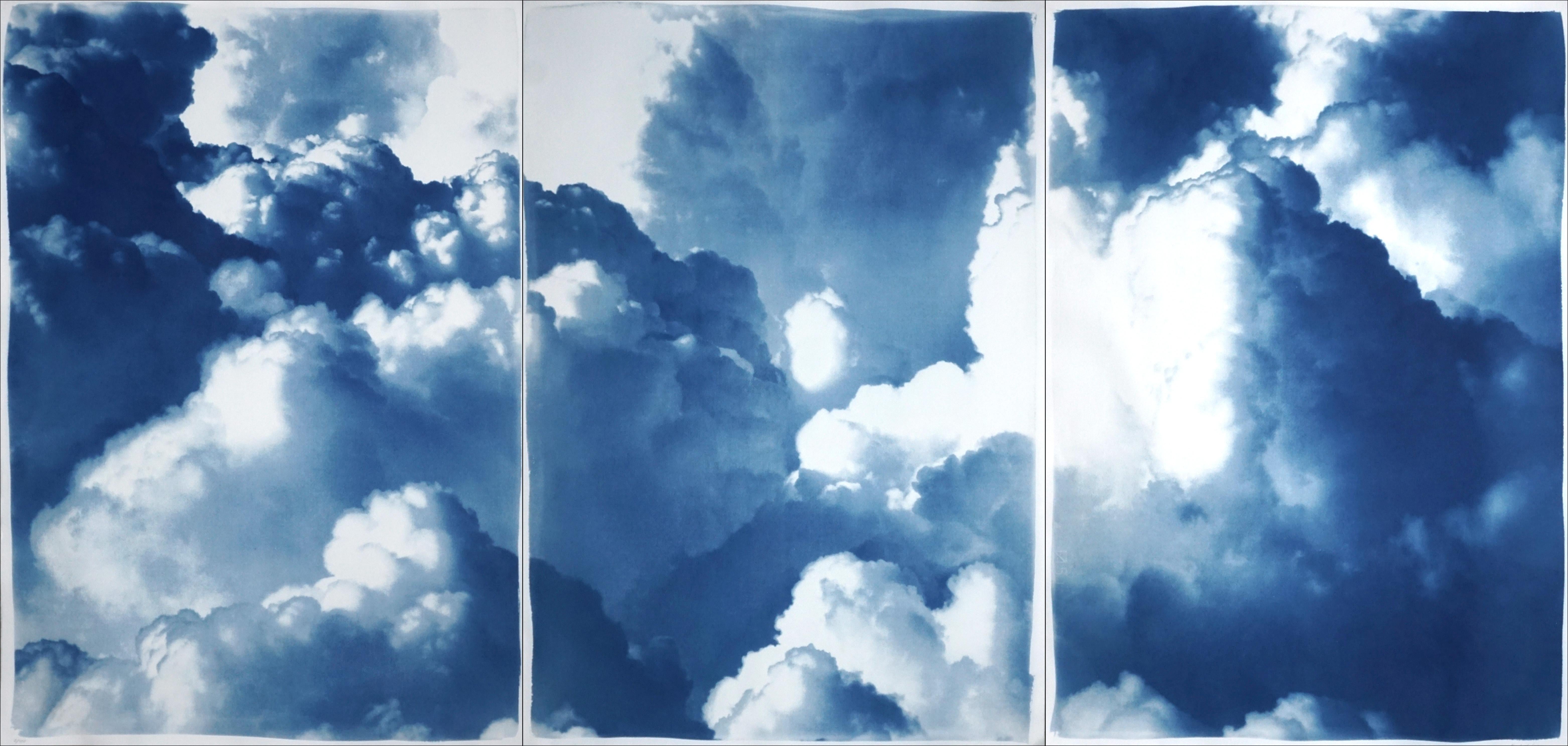Landscape Painting Kind of Cyan - Triptyque de nuages ondulants denses, paysage de ciel bleu, cyanotype sur papier fait à la main