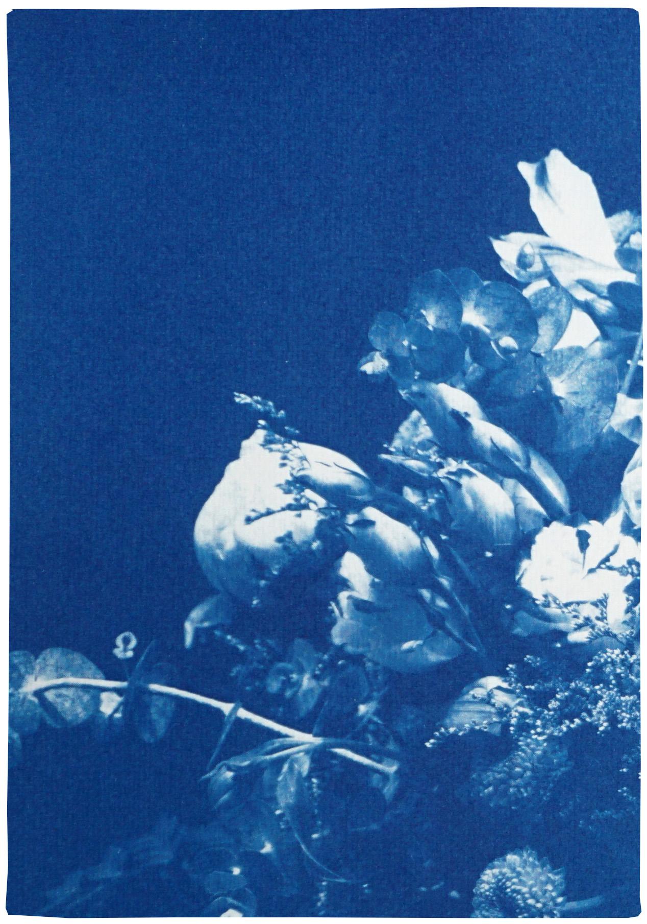 Diese Serie von Cyanotypie-Triptychen zeigt die Schönheit von Naturszenen, darunter atemberaubende Strände und Ozeane sowie die komplizierten Texturen von Wasser, Wäldern und Himmel. Diese Triptychen sind großformatig und in satten Blautönen