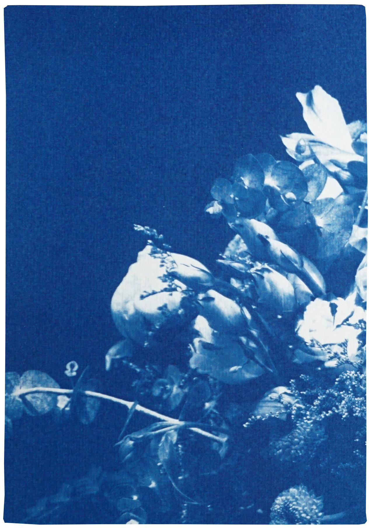 Triptyque floral de grands bouquets floraux, cyanotype botanique en bleu classique  - Bleu Landscape Painting par Kind of Cyan