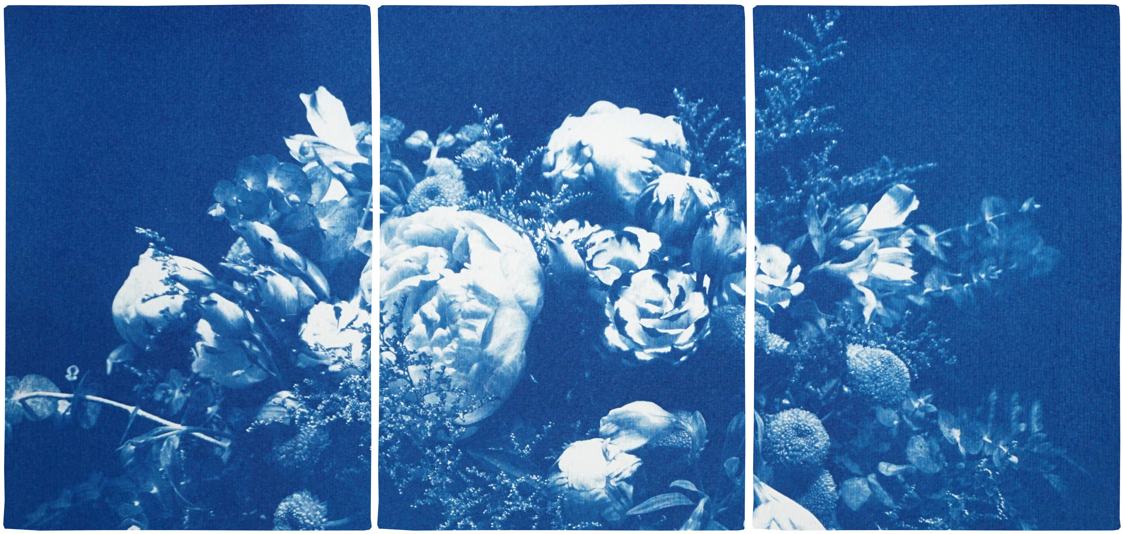 Trittico floreale di grande bouquet floreale, cianotipo botanico in blu classico 