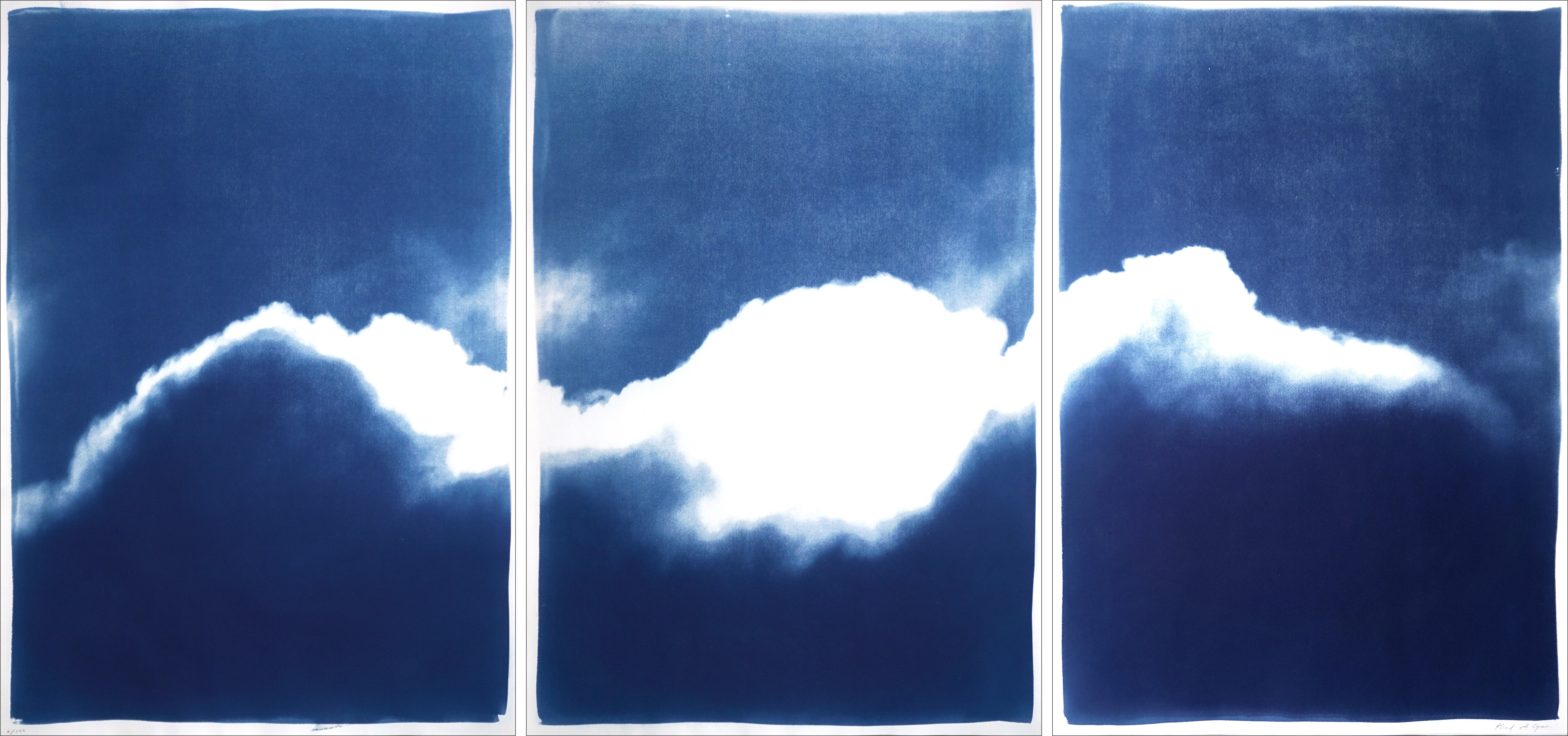 Olas de Nubes, Impresión Cianotipia Azul Profundo, Agradable Cielo Nublado, Tríptico Grande en venta 2