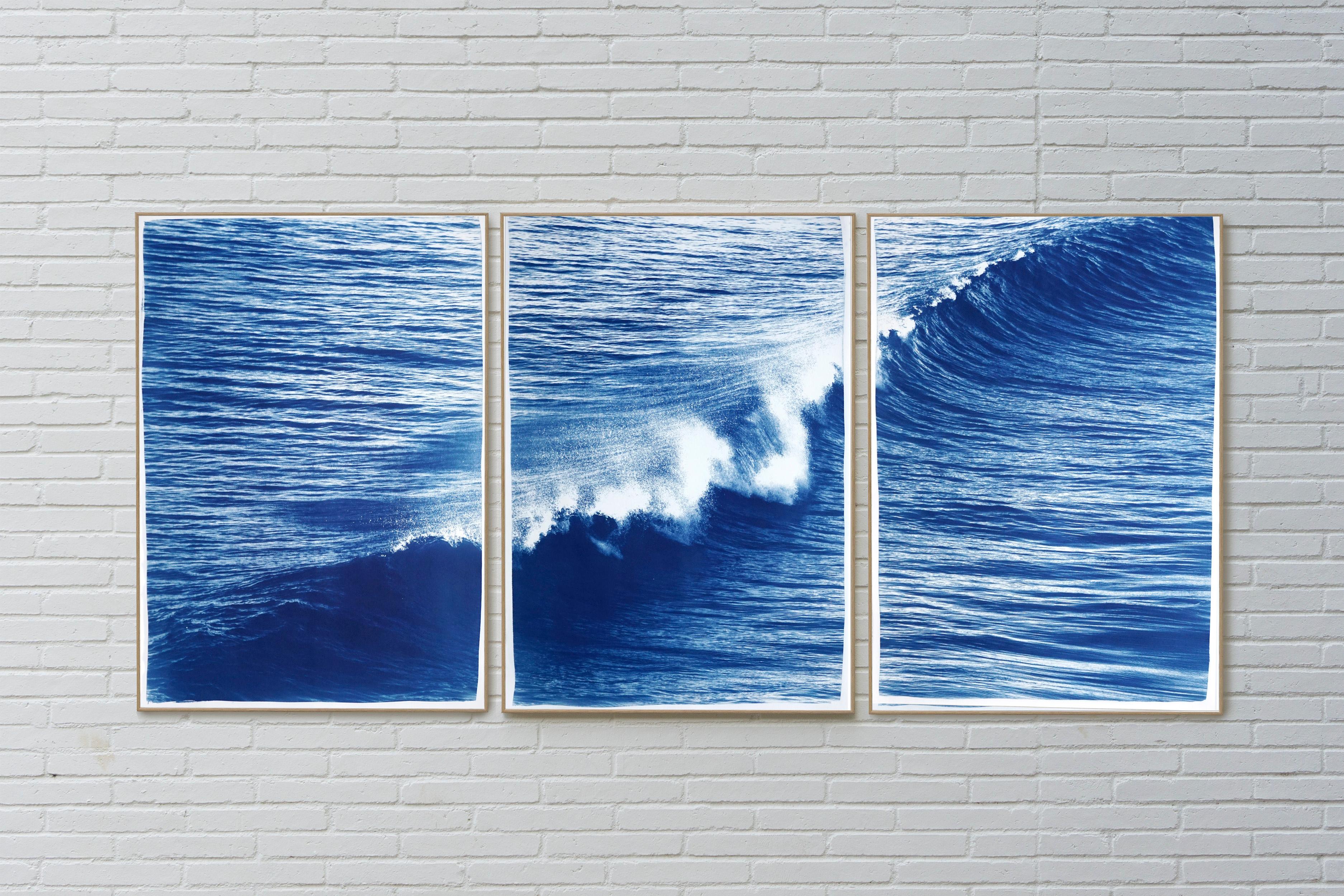 Los Angeles Crashing Waves Triptychon, nautisches, handgefertigtes Cyanotyp in Blautönen (Fotorealismus), Print, von Kind of Cyan