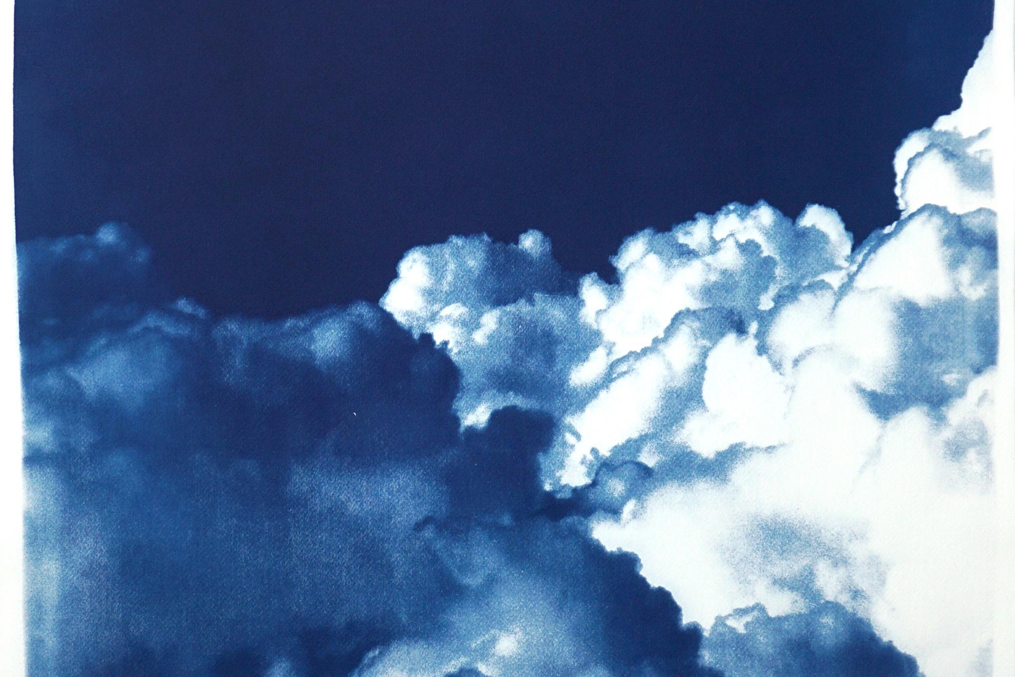 Tríptico Tonos Azules, Serenas y Preciosas Nubes, Papel de Acuarela Cianotipado Hecho a Mano - Print realista estadounidense de Kind of Cyan