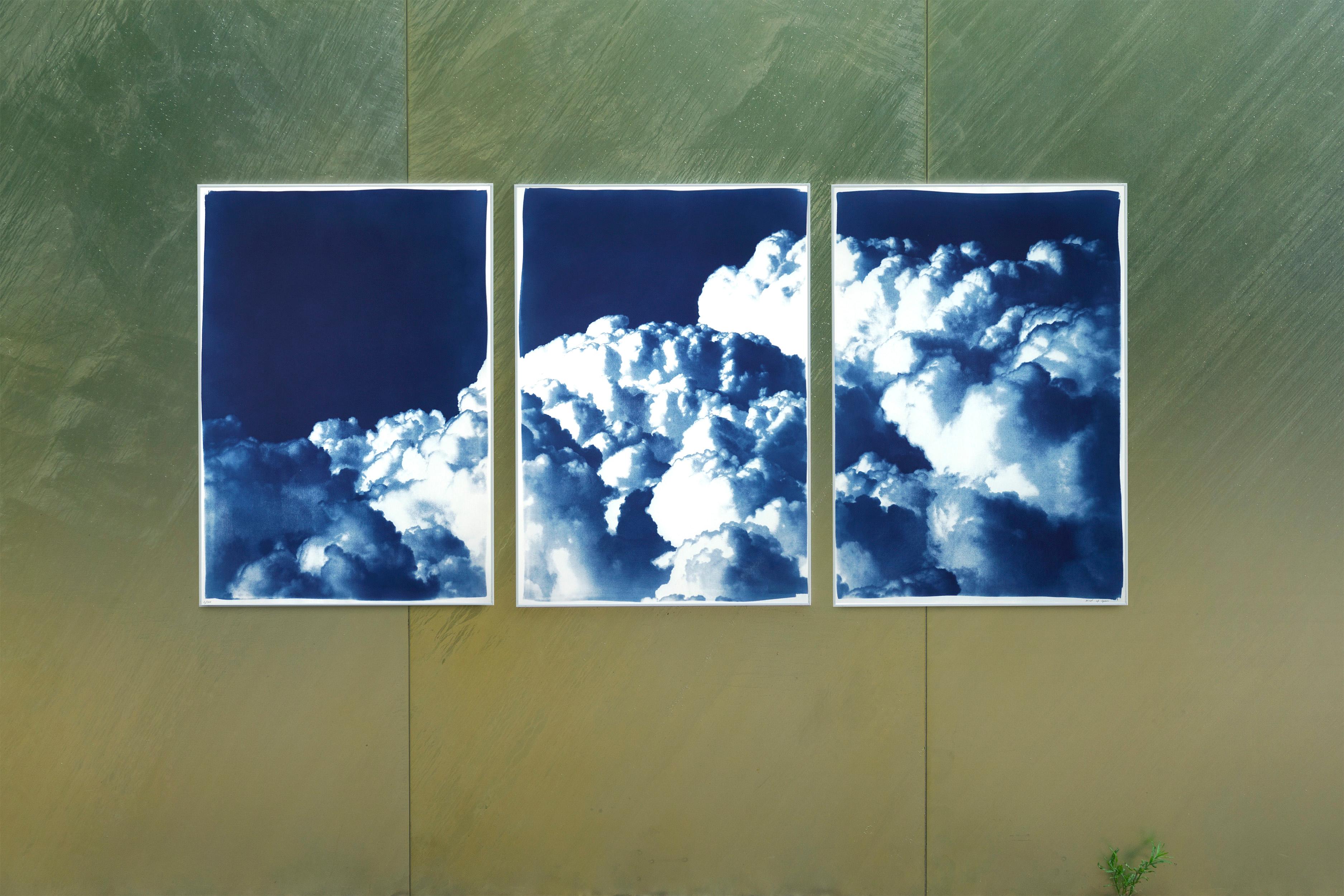 Mehrteiliges Triptychon, Serene Gorgeous Clouds, Handgefertigte Cyanotype, Blau und Weiß im Angebot 1