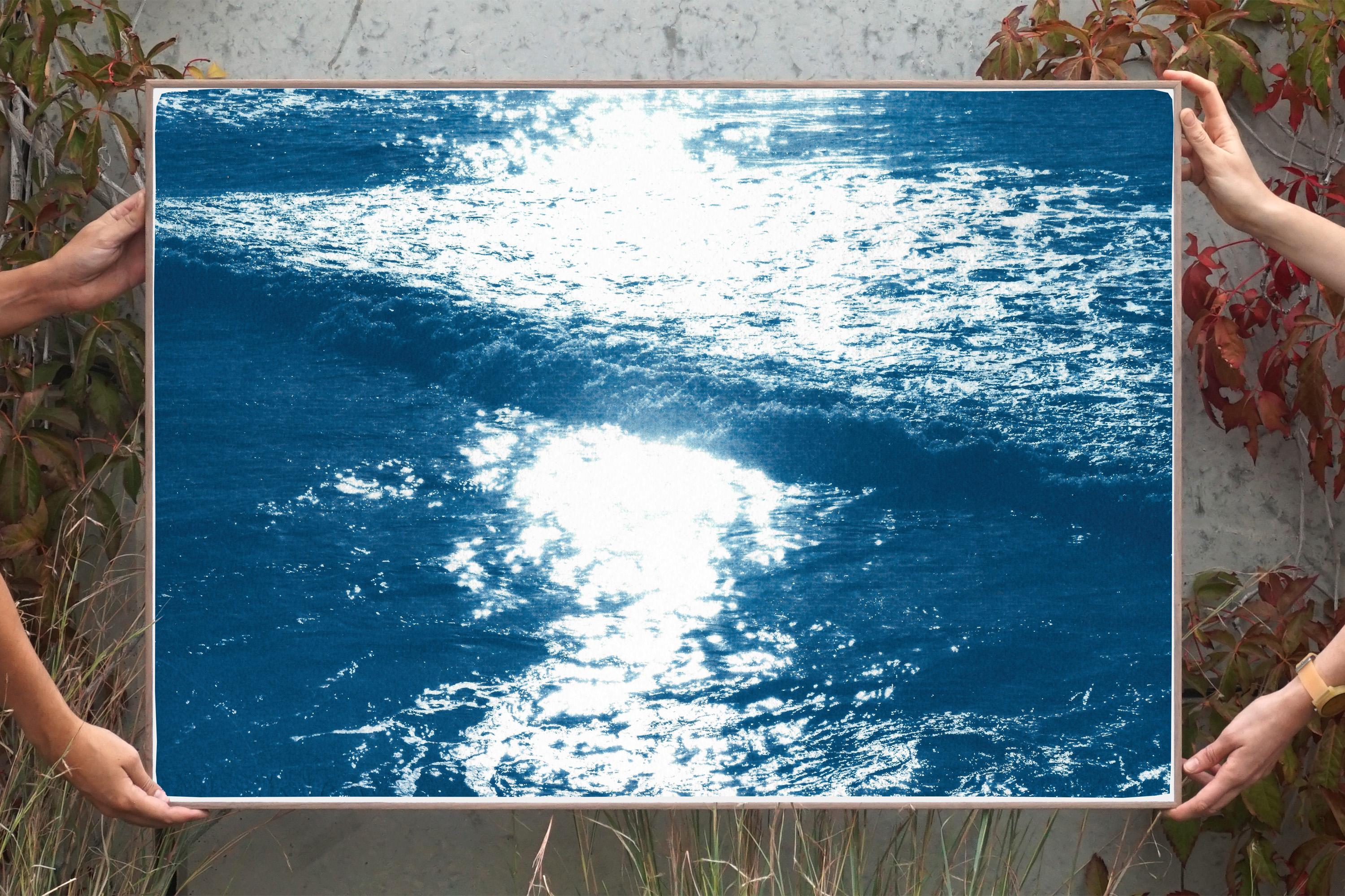 Waves de coucher de soleil du Pacifique, cyanotype contemporain sur papier, bleu marine, maison de plage  - Painting de Kind of Cyan