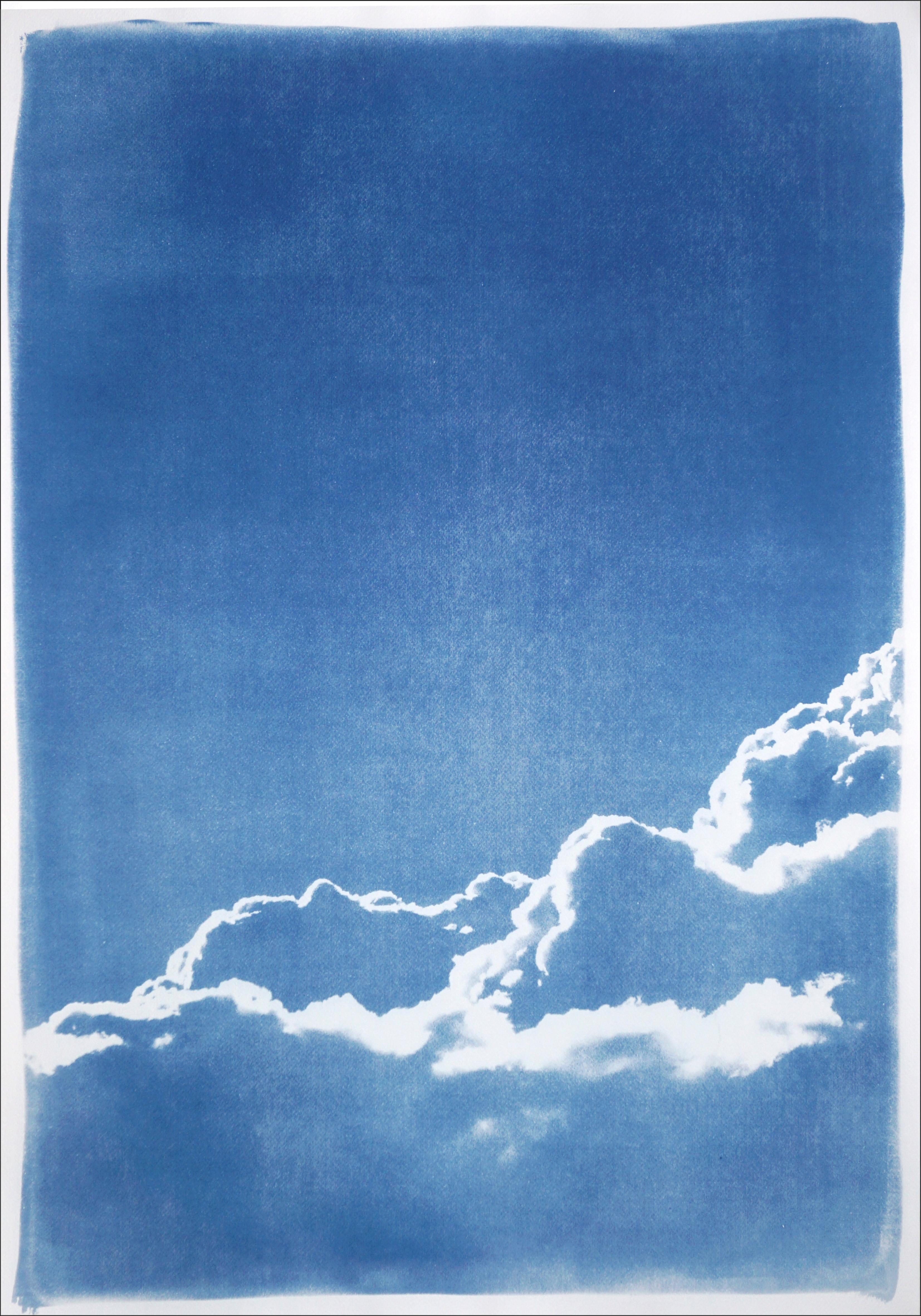 Trittico realista con cielo sereno e nuvoloso nei toni del blu, cianotipia fatta a mano - Landscape Painting Blu di Kind of Cyan