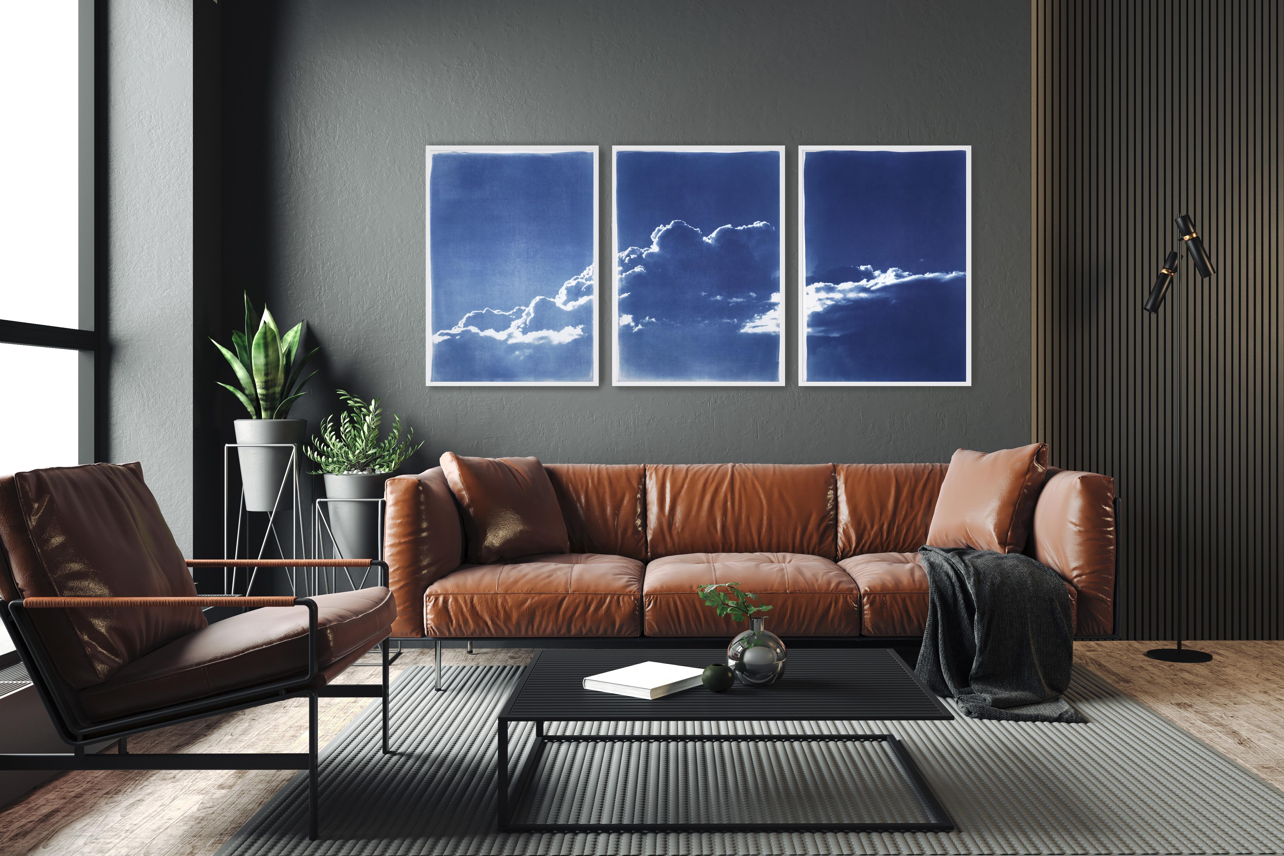 Serene Cloudy Sky Triptychon in Blau, entspannte Himmelslandschaft, mehrteiliger blauer Druck (Realismus), Painting, von Kind of Cyan