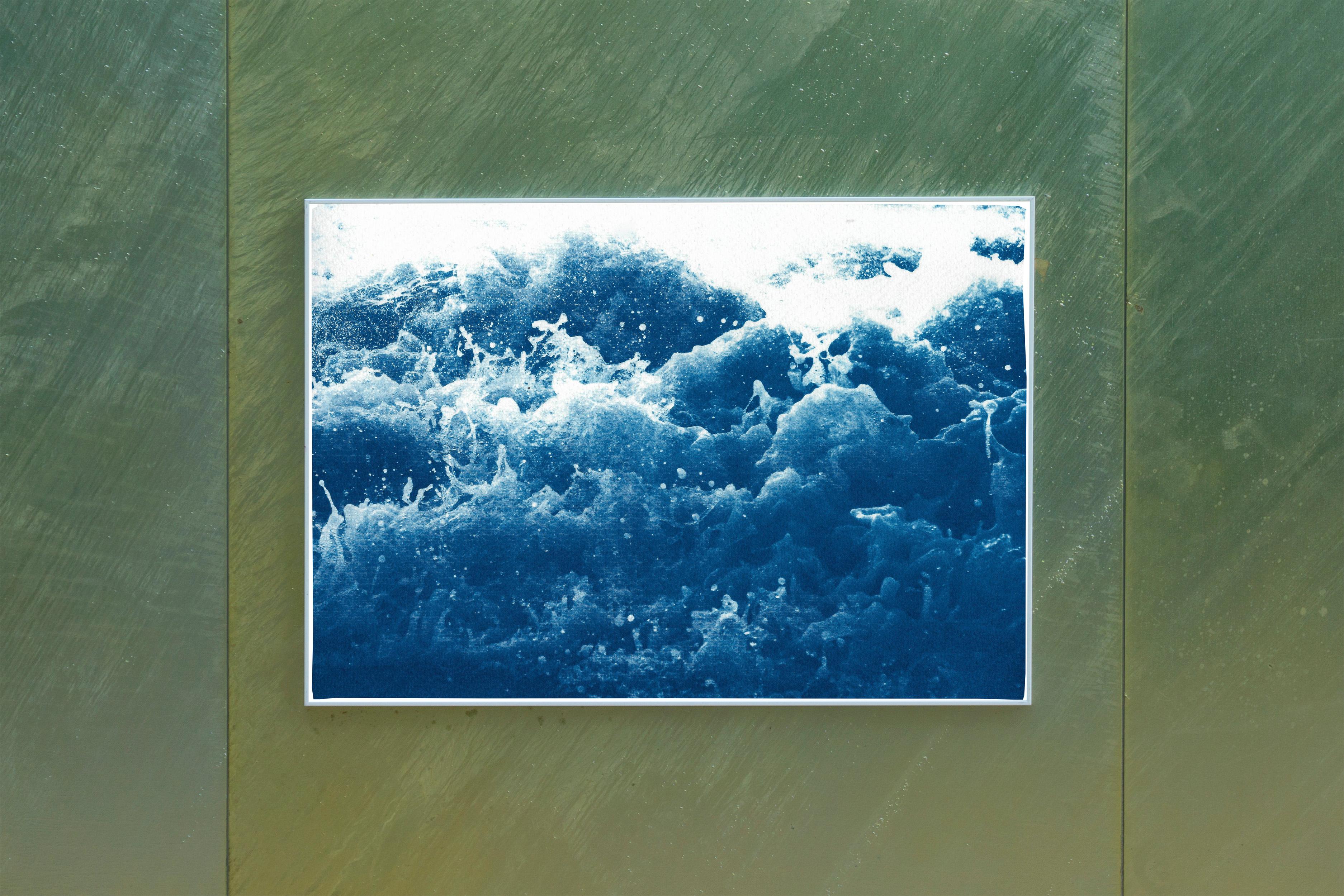 Cyanotype nautique abstrait blanc et bleu représentant des eaux tombantes, style de vie côtier - Abstrait Painting par Kind of Cyan