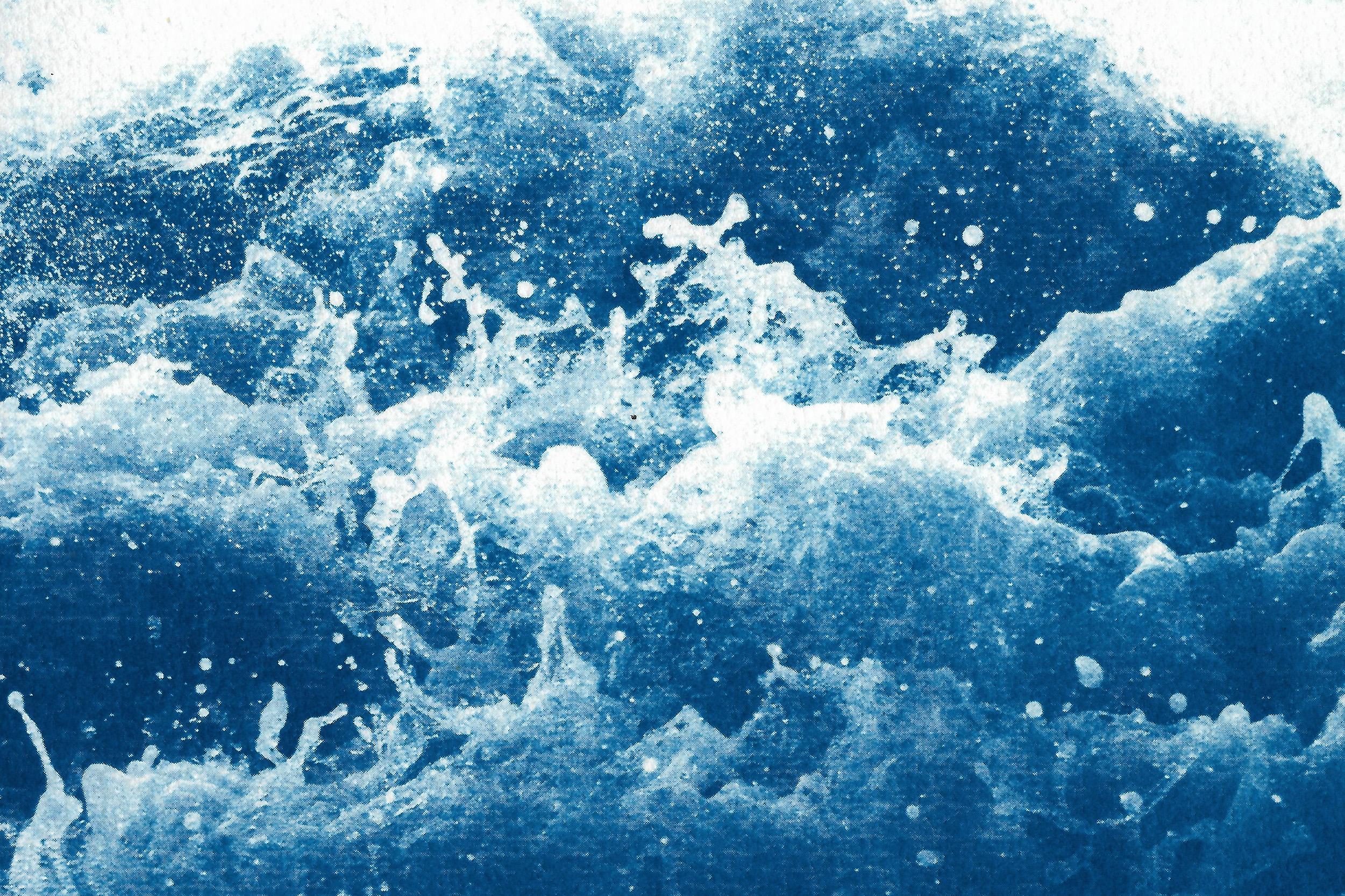 Cyanotype nautique abstrait blanc et bleu représentant des eaux tombantes, style de vie côtier en vente 3
