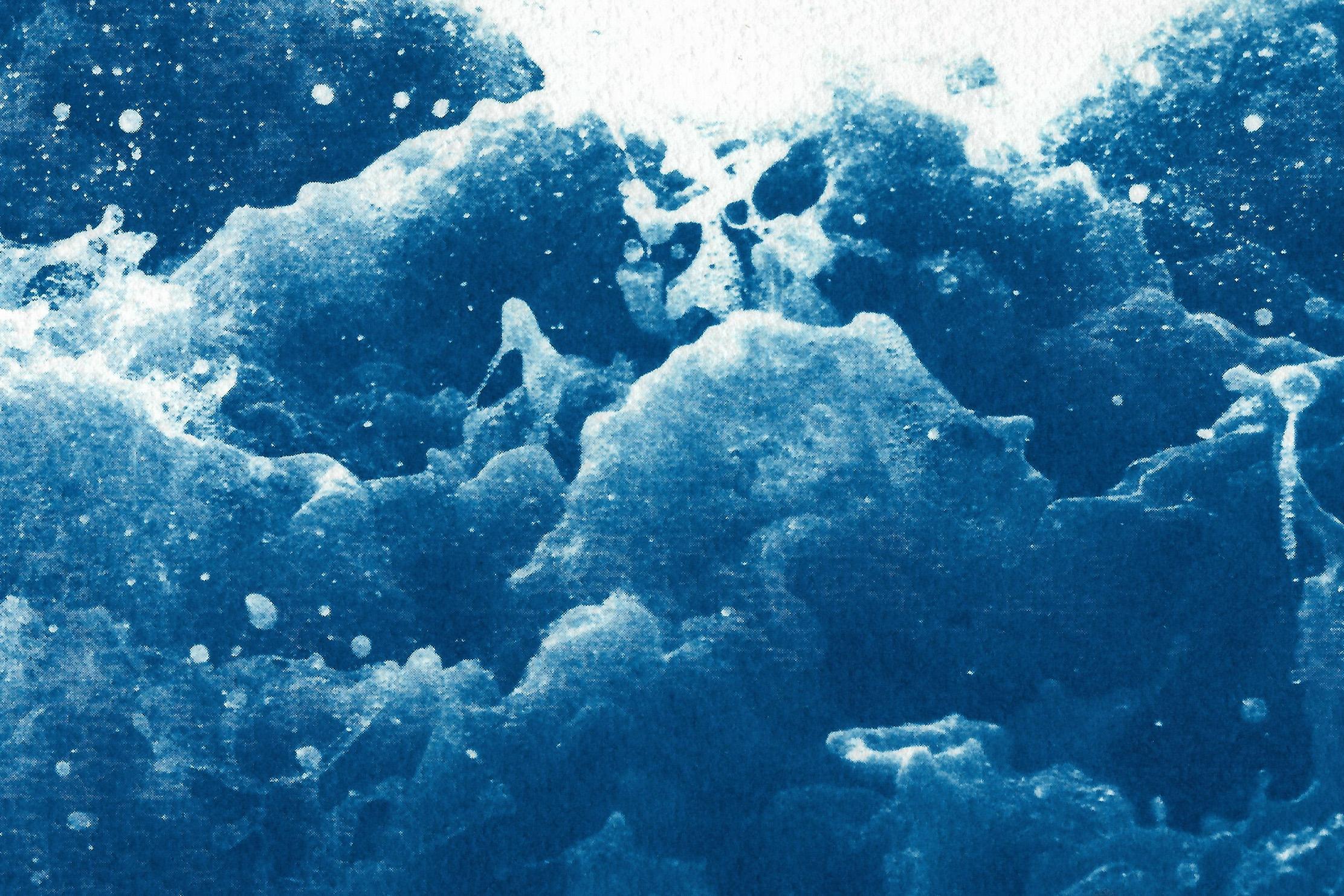 Cyanotype nautique abstrait blanc et bleu représentant des eaux tombantes, style de vie côtier en vente 4