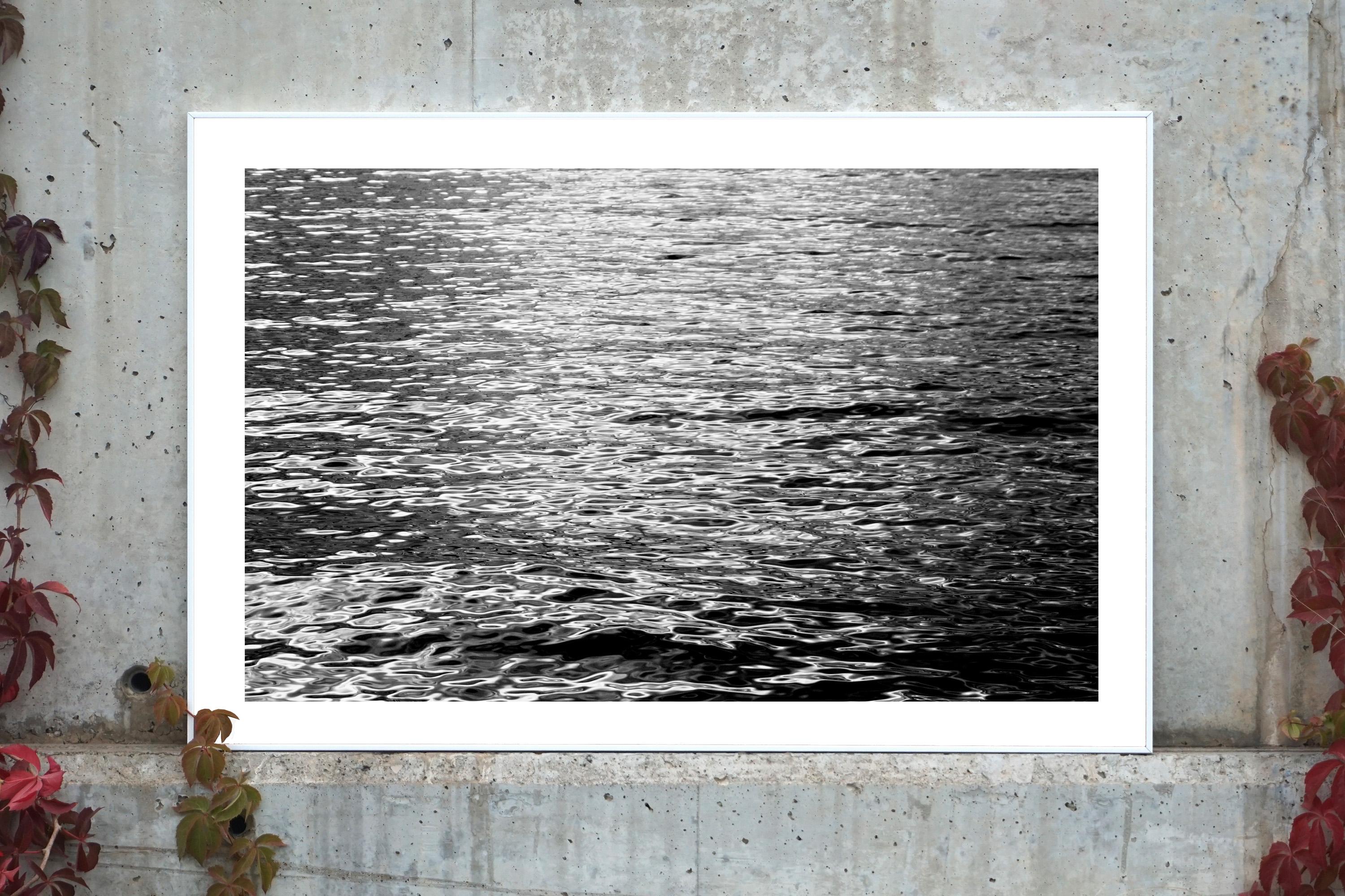 Ondulations abstraites en noir et blanc au clair de lune, Giclée nautique nocturne - Photograph de Kind of Cyan
