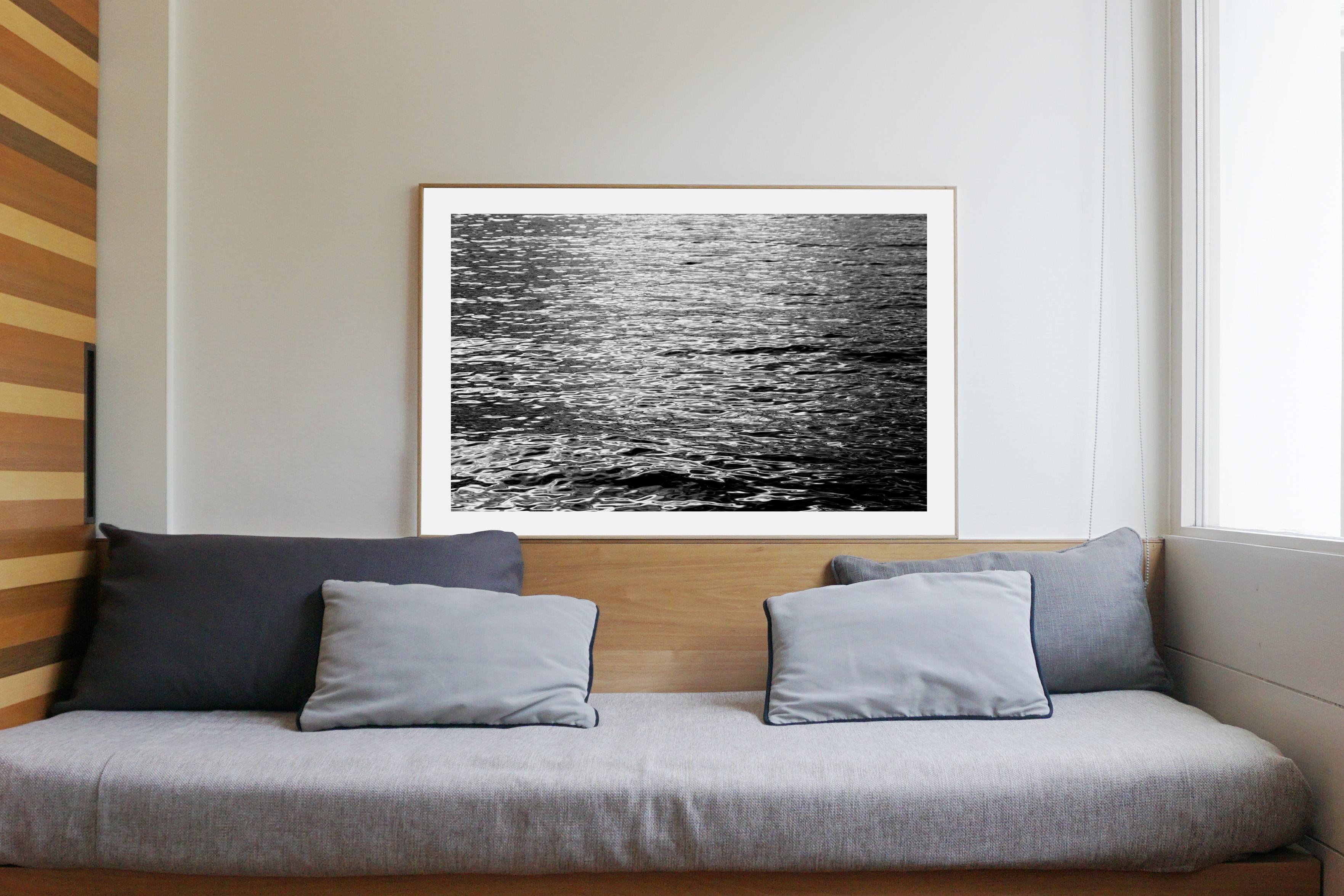 Ondulations abstraites en noir et blanc au clair de lune, Giclée nautique nocturne - Abstrait Photograph par Kind of Cyan