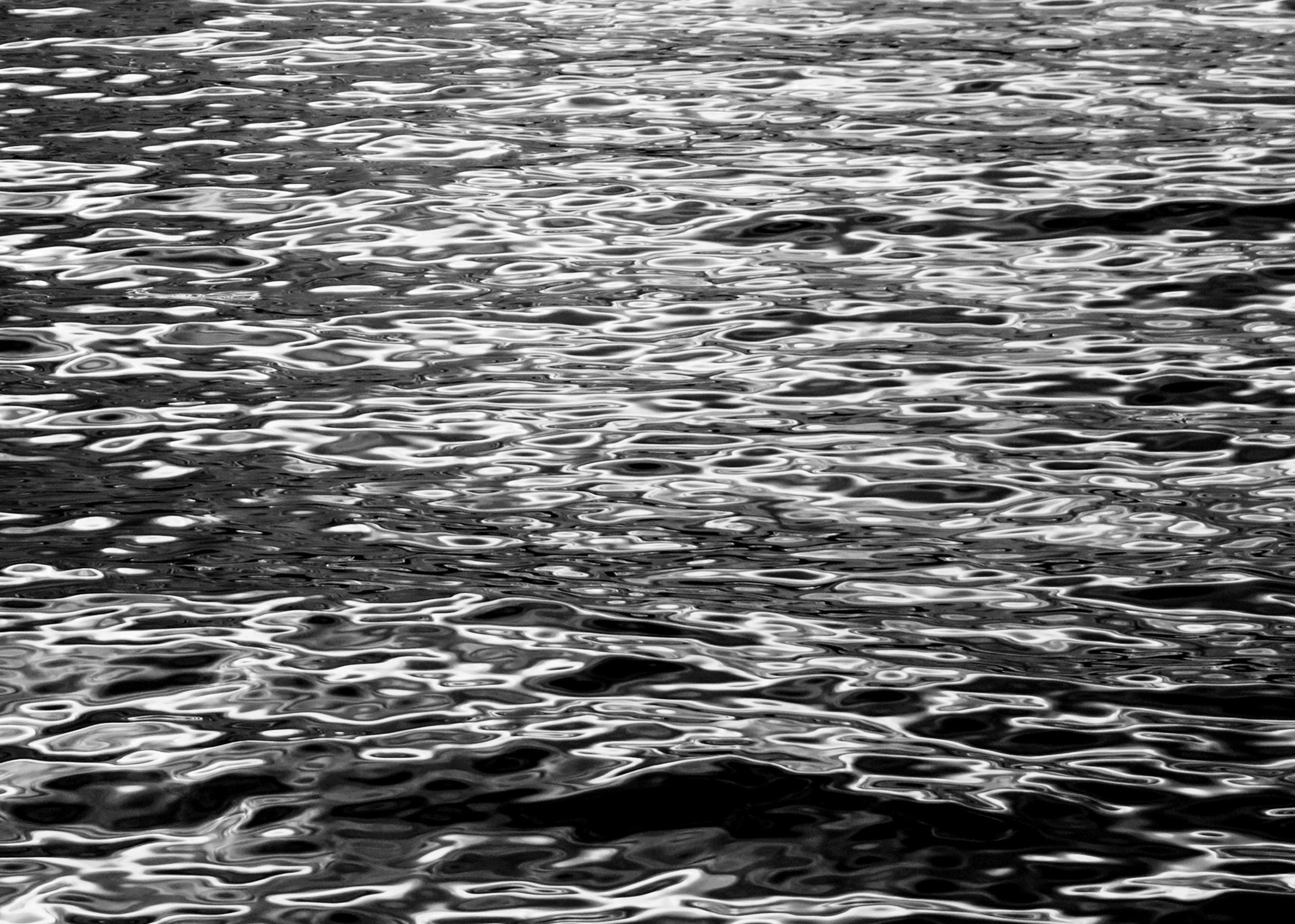 Ondulations abstraites en noir et blanc au clair de lune, Giclée nautique nocturne - Noir Black and White Photograph par Kind of Cyan