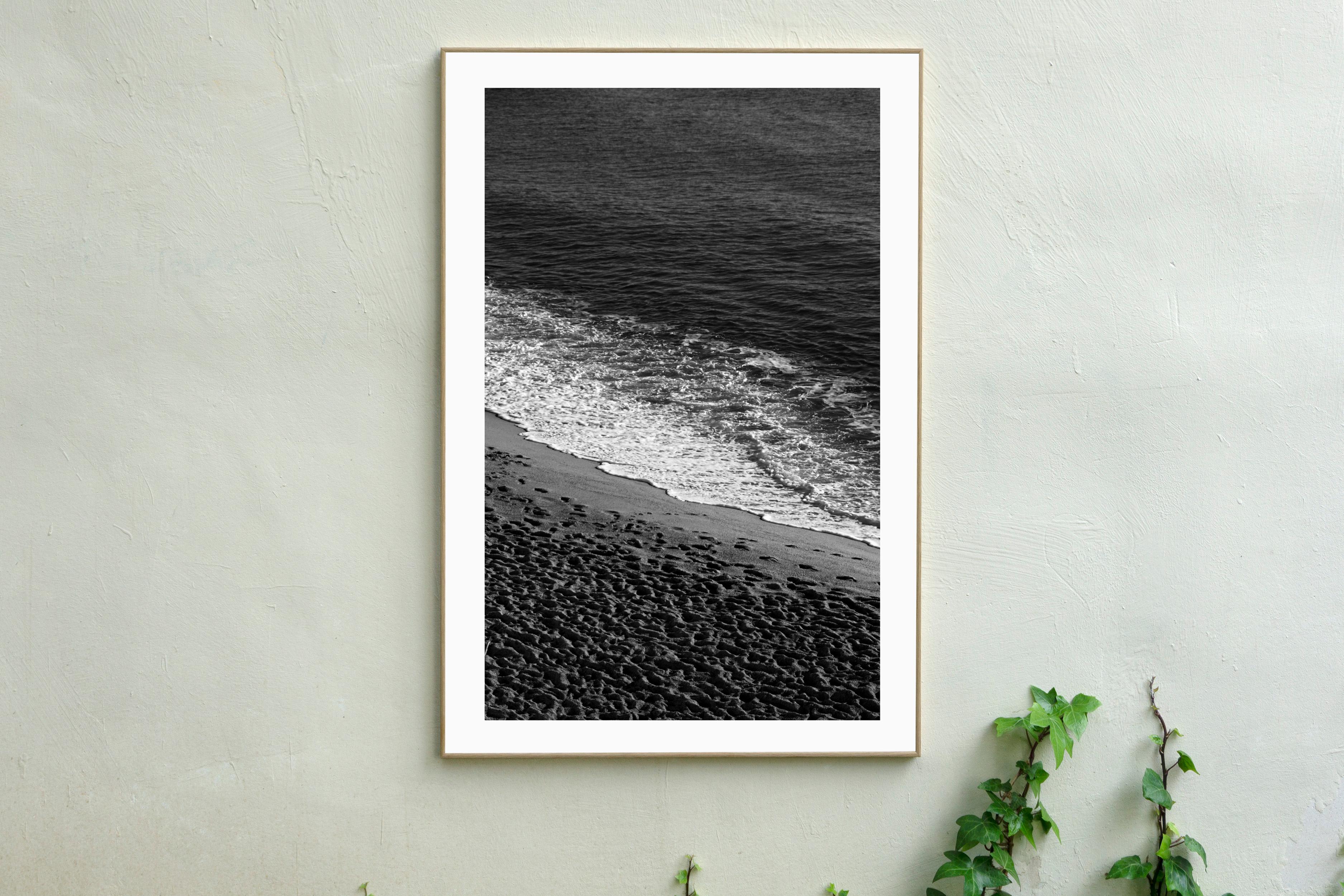 Impression giclée en noir et blanc d'un rivage sablonneux avec de l'écume, noir et blanc côtier  - Photograph de Kind of Cyan
