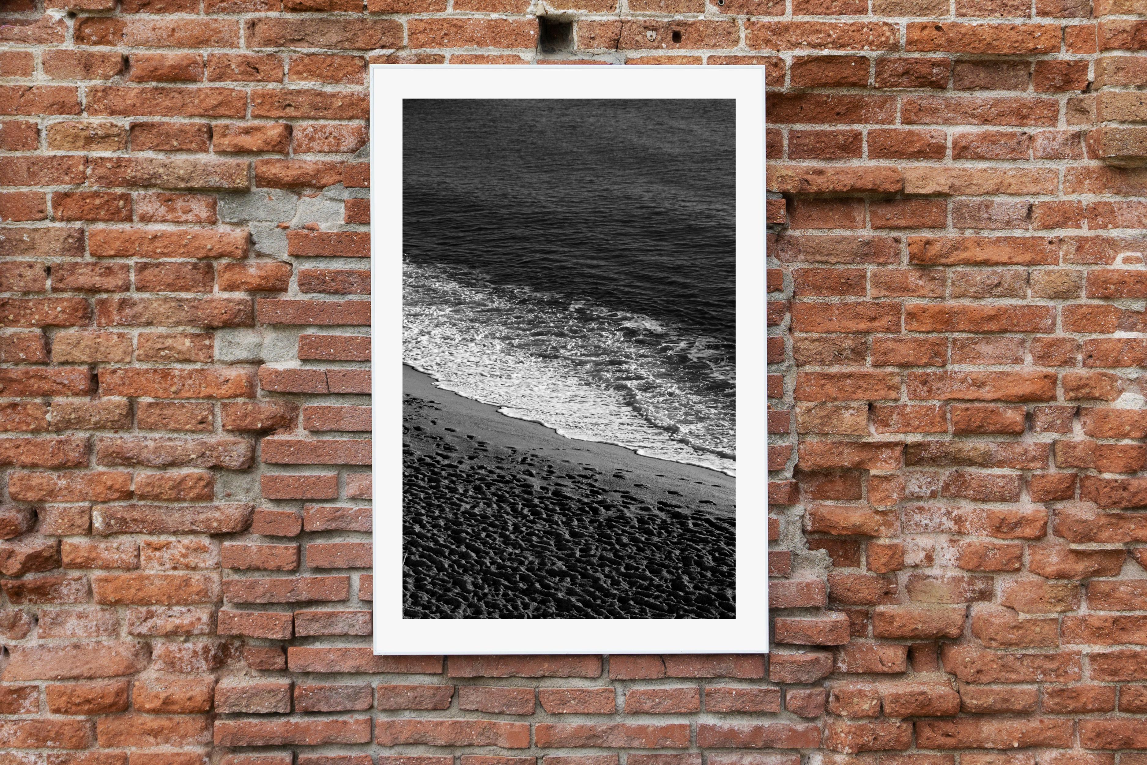 Schwarz-Weiß-Giclée-Druck von Sandstrand mit Schaum, Schwarz-Weiß-Küstenlandschaft  (Realismus), Photograph, von Kind of Cyan