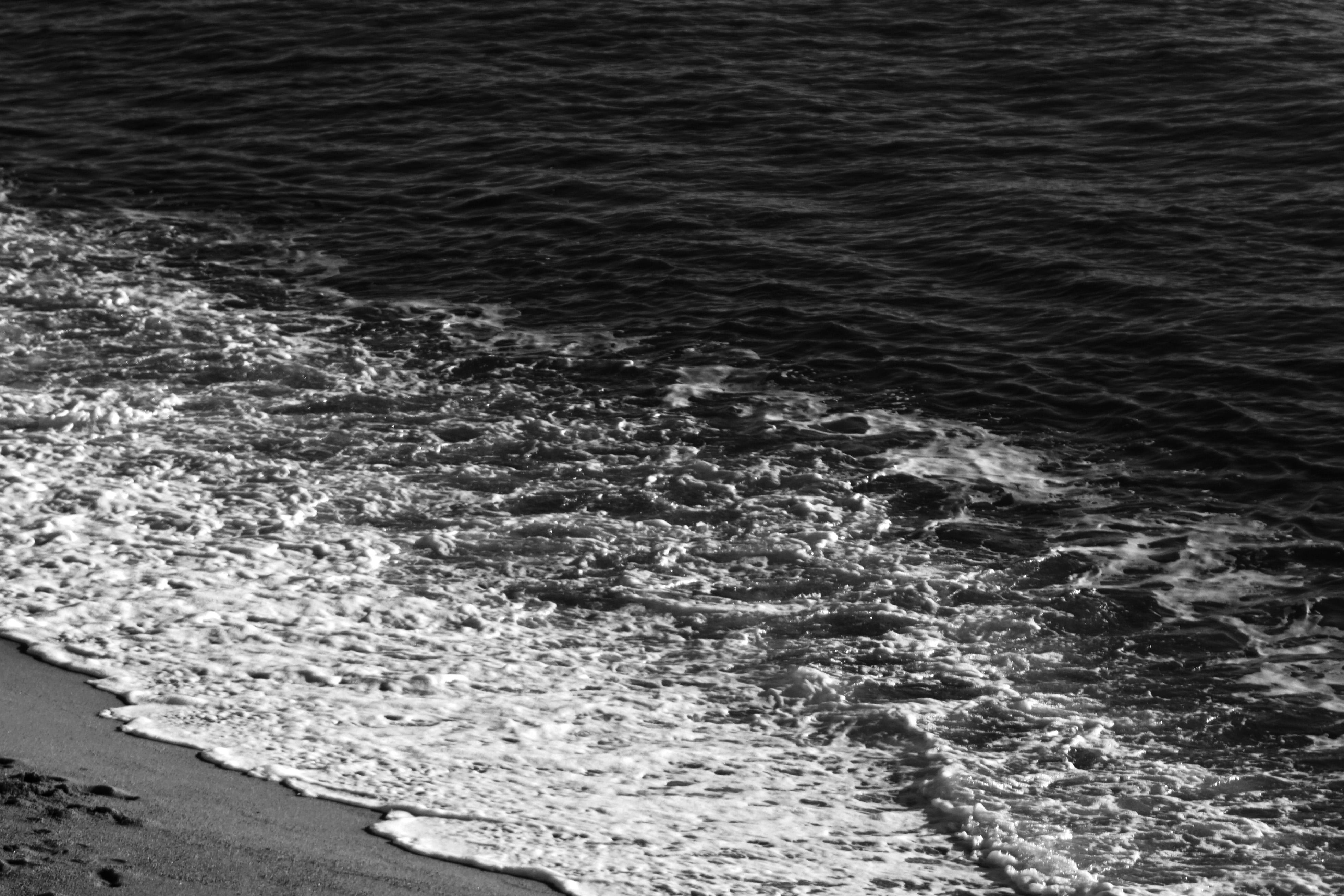 Impression giclée en noir et blanc d'un rivage sablonneux avec de l'écume, noir et blanc côtier  en vente 1