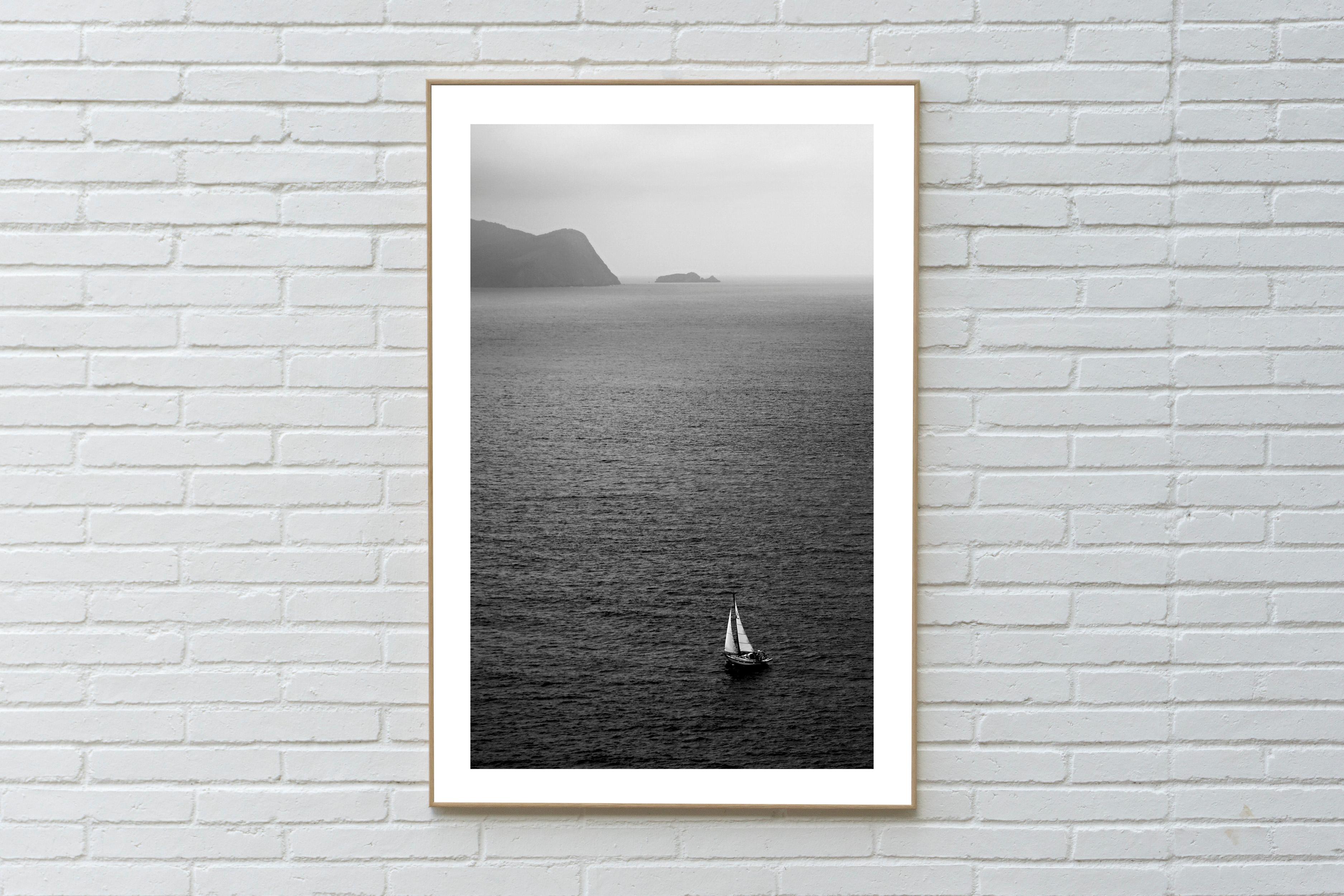  Misty Segelboot-Reise, Regatta- Meereslandschaft, Mittelmeerküste in Schwarz und Weiß – Photograph von Kind of Cyan