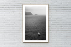 Misty Segelboot-Reise, Regatta- Meereslandschaft, Mittelmeerküste in Schwarz und Weiß