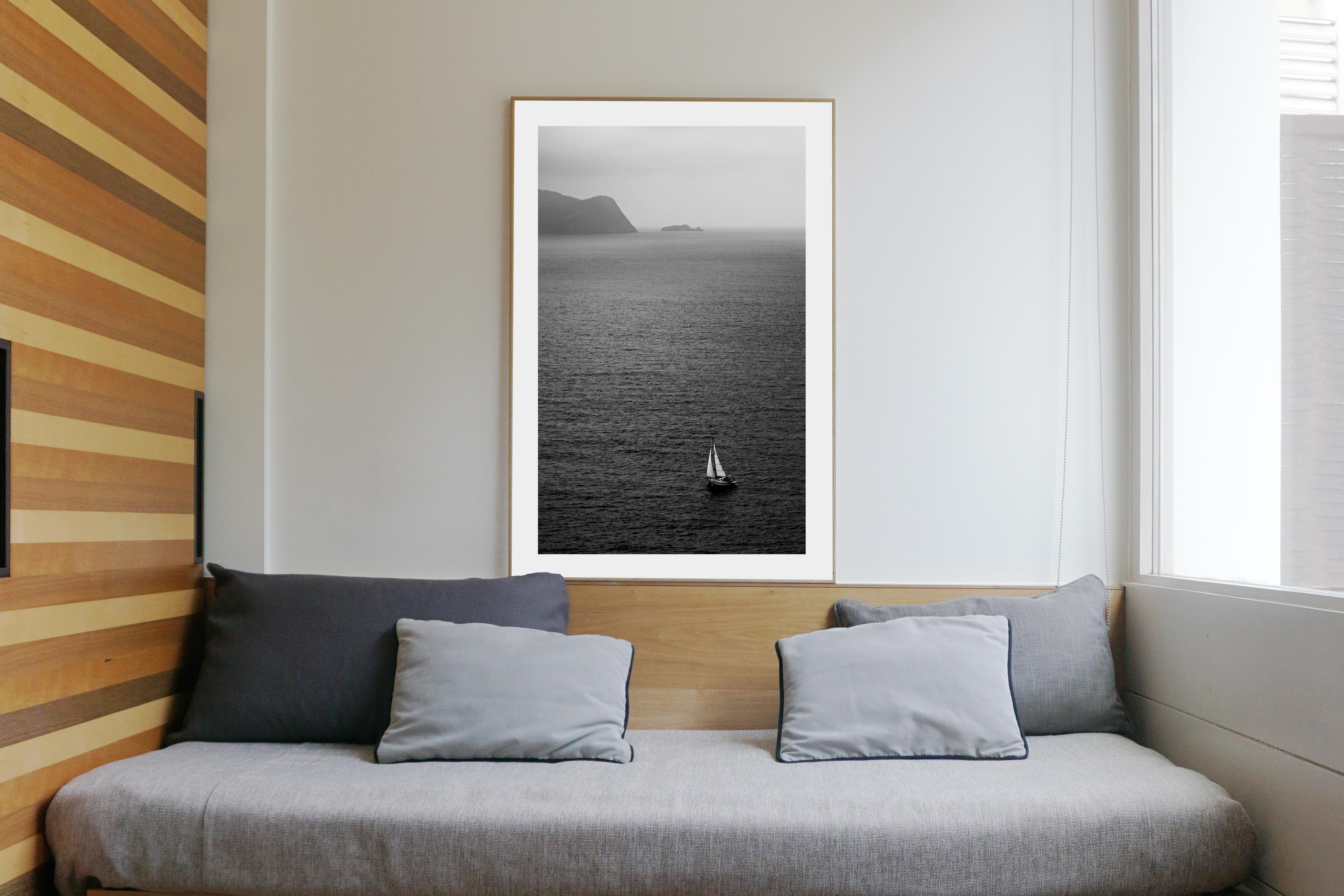  Misty Segelboot-Reise, Regatta- Meereslandschaft, Mittelmeerküste in Schwarz und Weiß (Realismus), Photograph, von Kind of Cyan