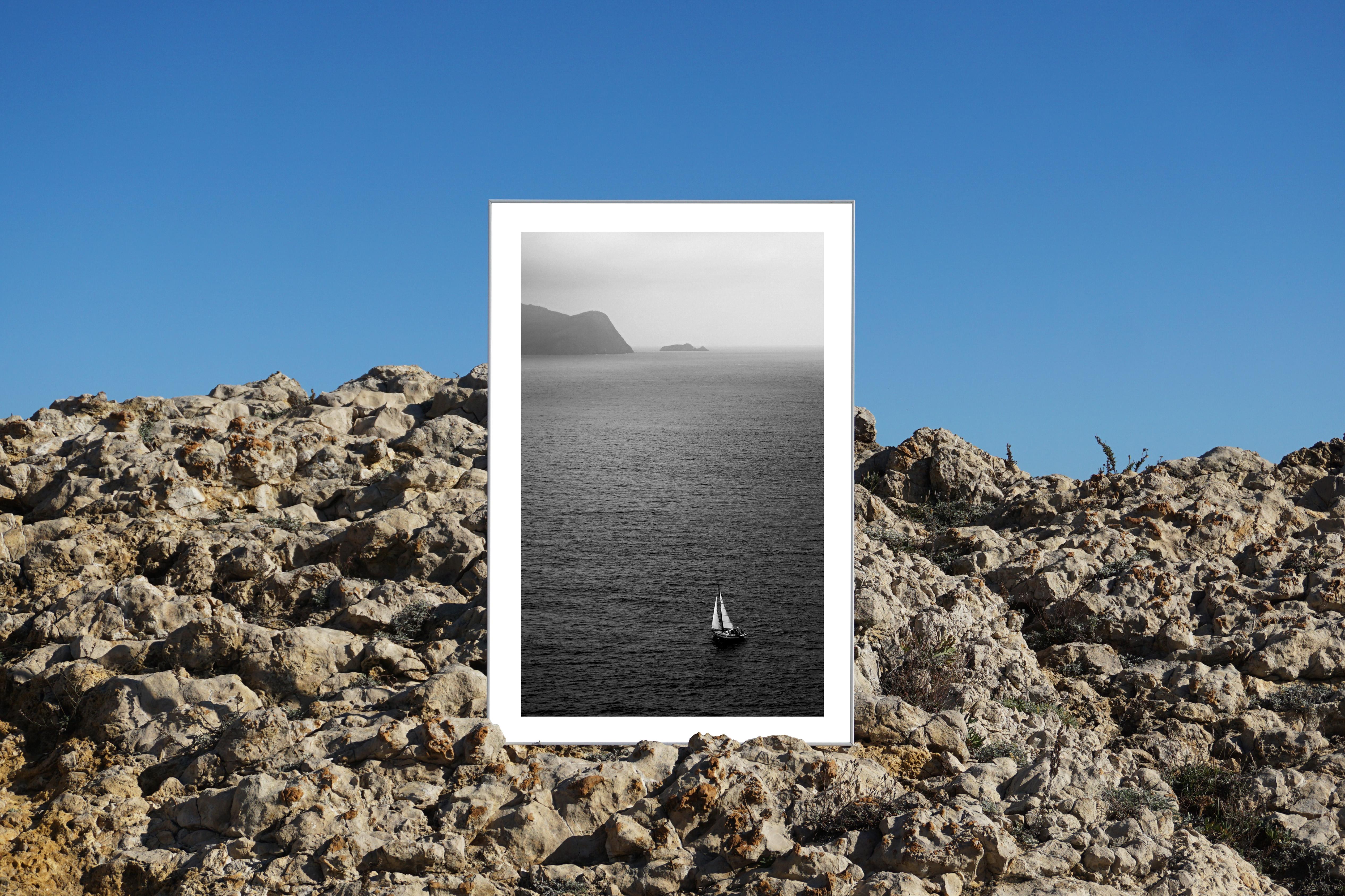  Voyage en voile Misty noir et blanc, paysage marin de la Régatta, côte méditerranéenne en vente 2