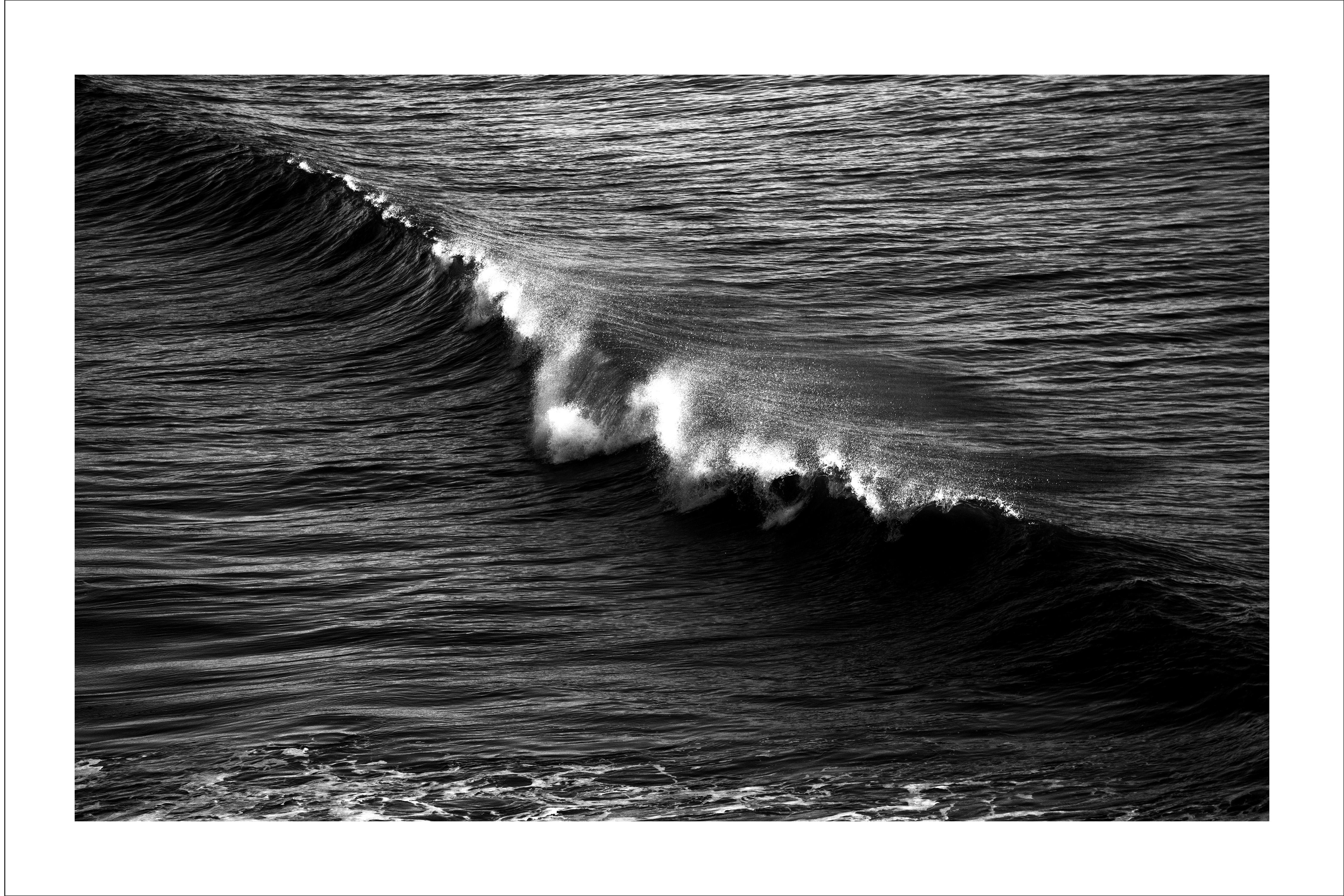 Paysage marin en noir et blanc de la vague tombante de Los Angeles, photographie contemporaine