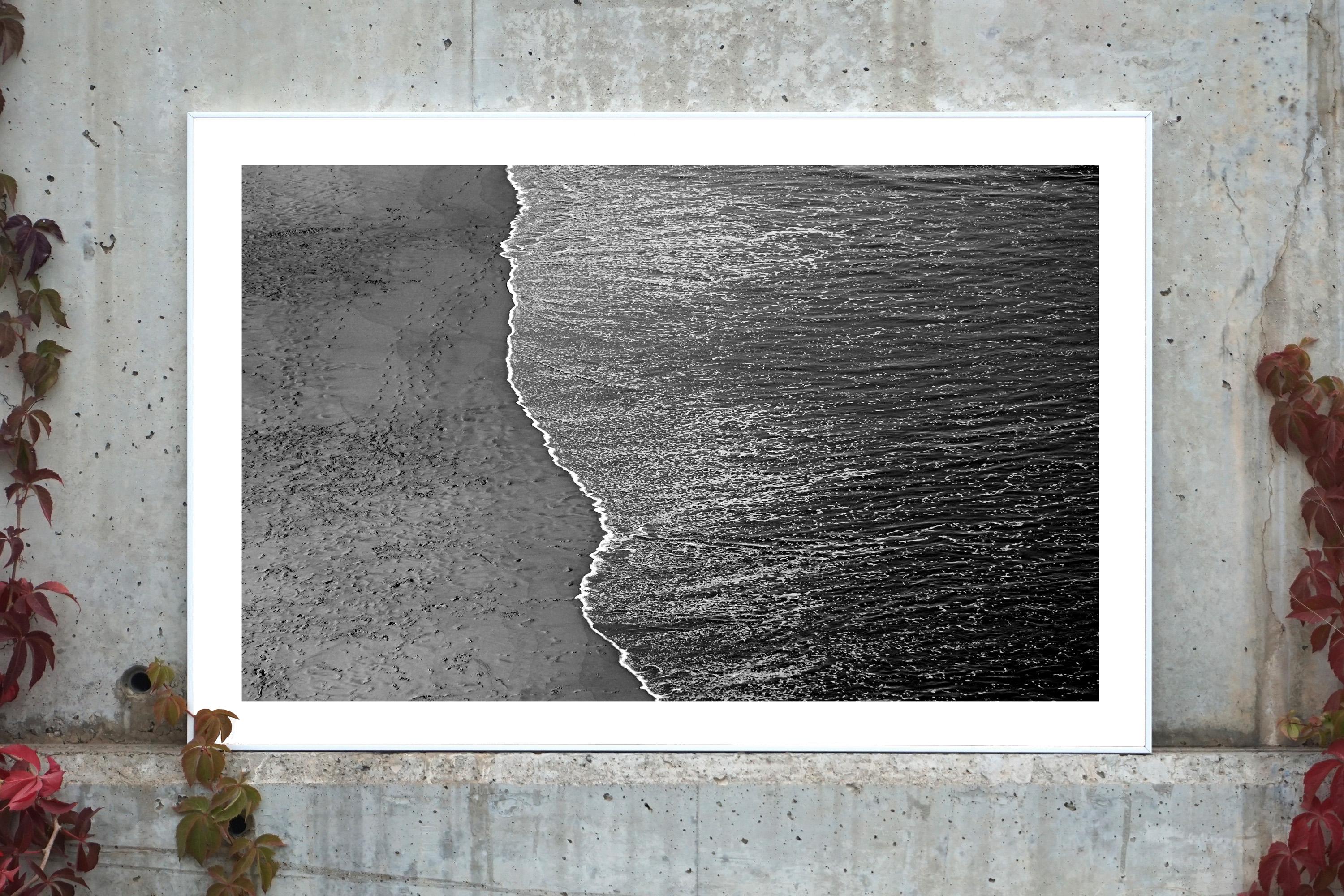 Calma Costa Rica Shore, Minimal Large Black and White Giclée Photograph Seascape (Paesaggio marino) - Landscape Photograph Nero di Kind of Cyan