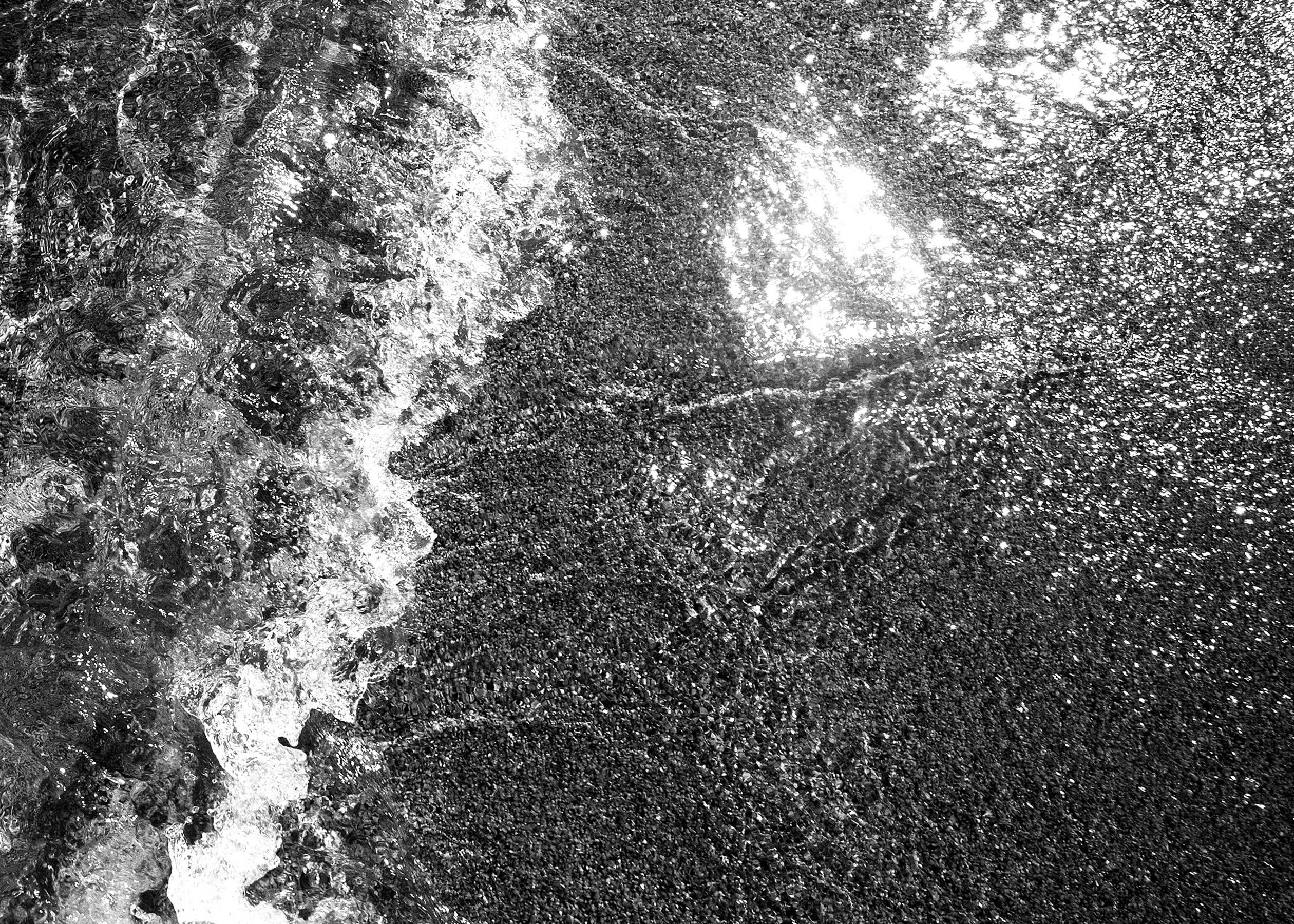 Shore de sable des Caraïbes, paysage marin abstrait noir et blanc, vagues ondulantes, édition limitée  en vente 1