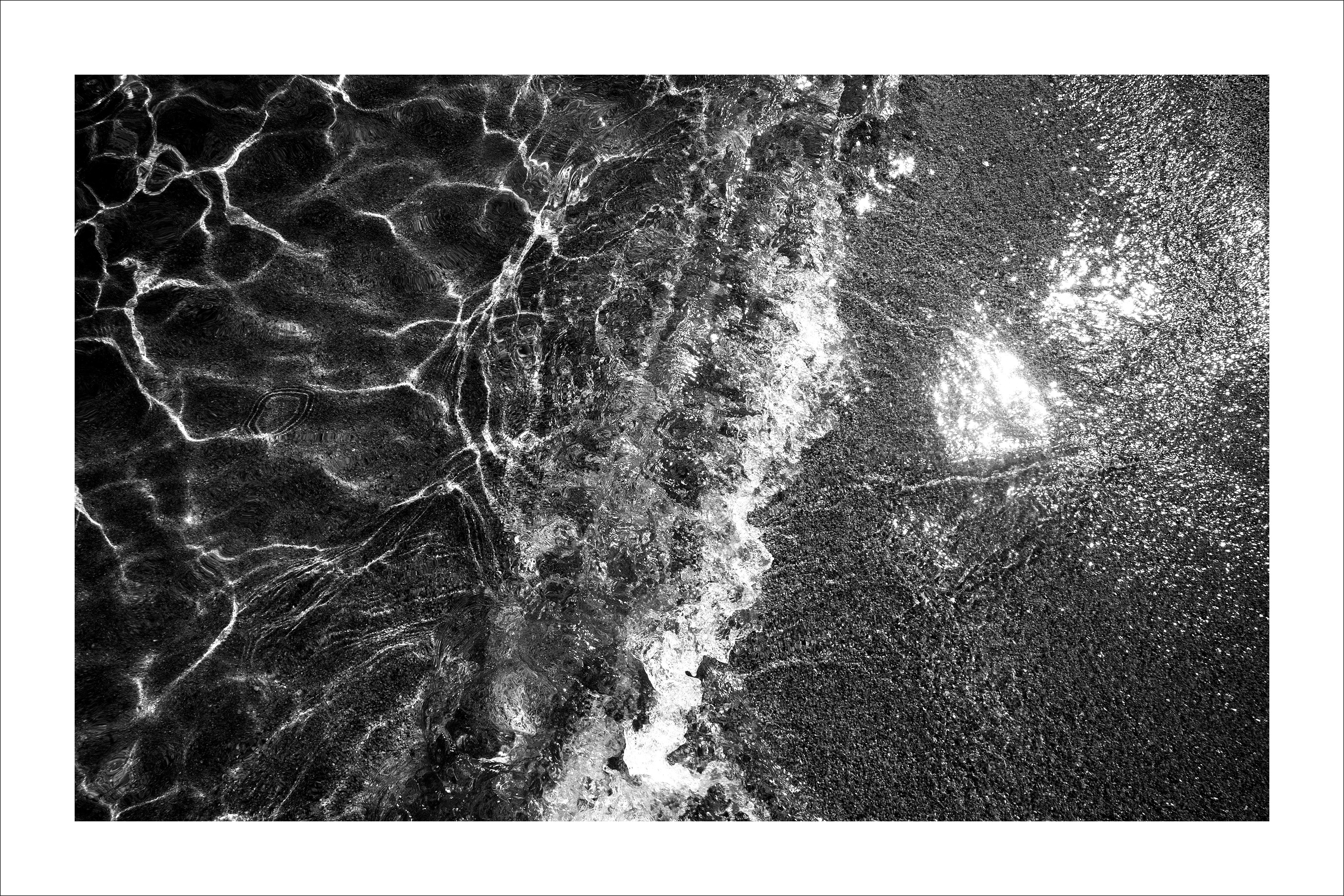 Black and White Photograph Kind of Cyan - Shore de sable des Caraïbes, paysage marin abstrait noir et blanc, vagues ondulantes, édition limitée 