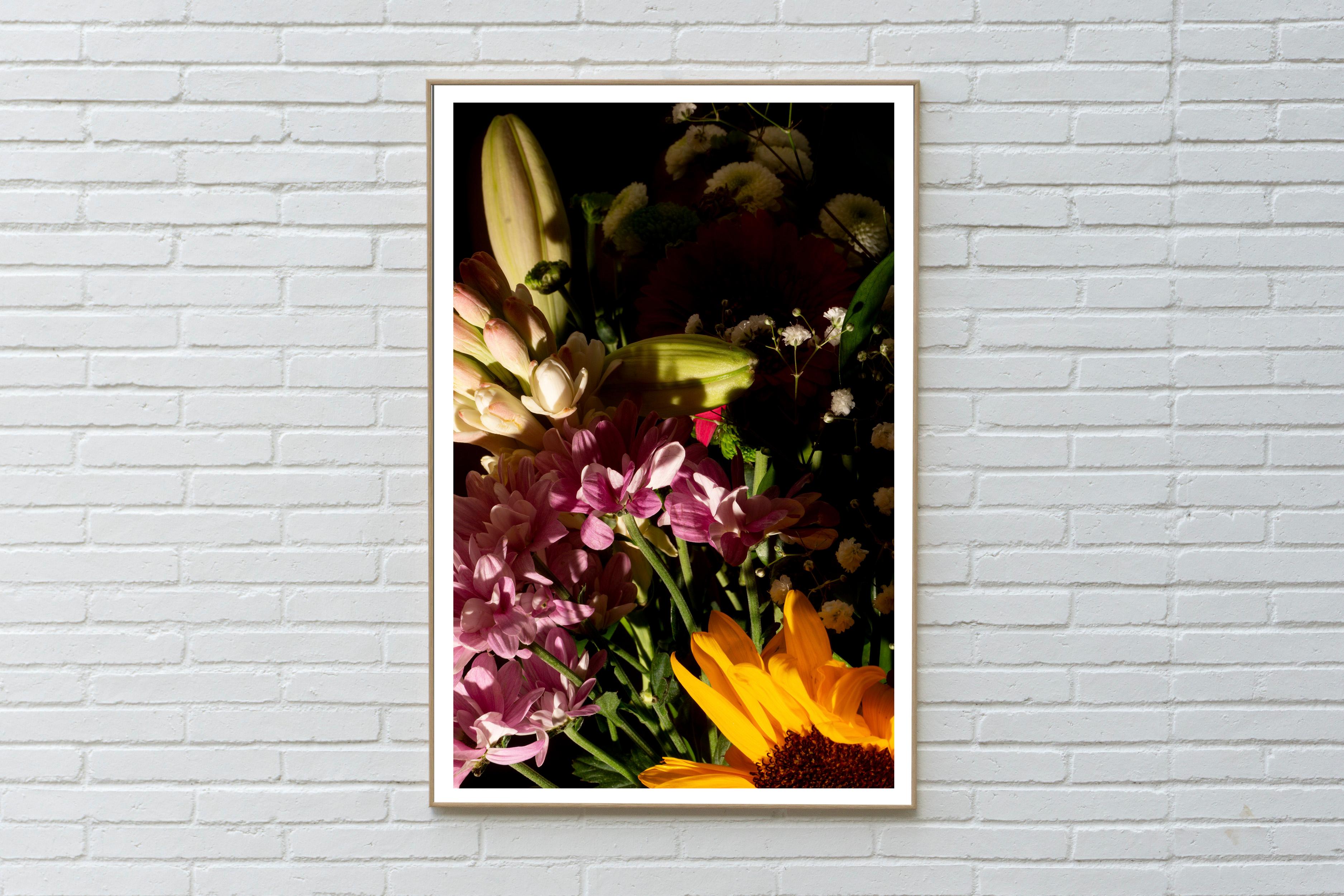 Bunte Blumenstrauß-Misch, Sommerlicht-Stillleben mit Gicle-Druck in weichen Tönen – Print von Kind of Cyan