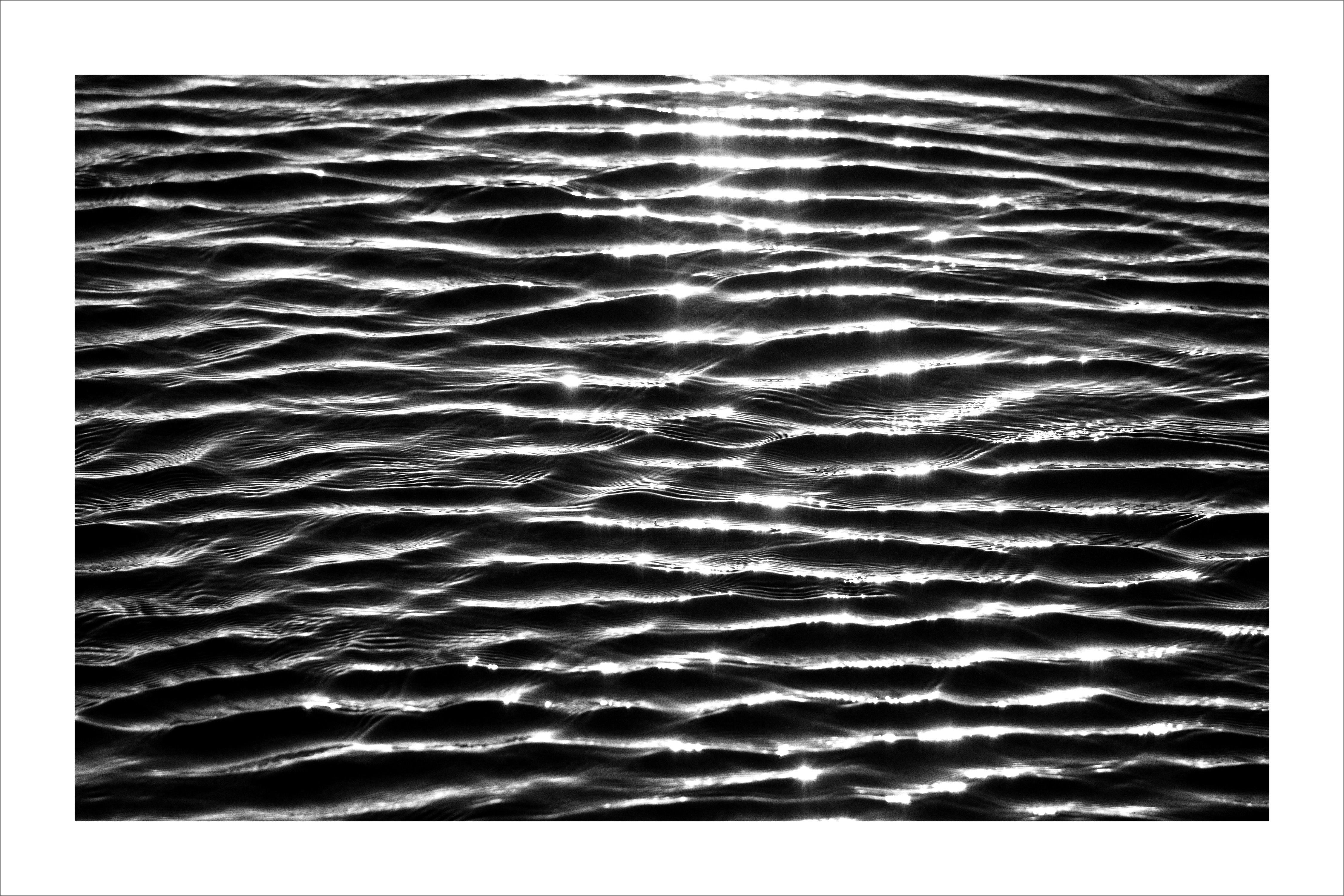 Très grande impression giclée en noir et blanc de motifs d'eau paisibles, paysage marin