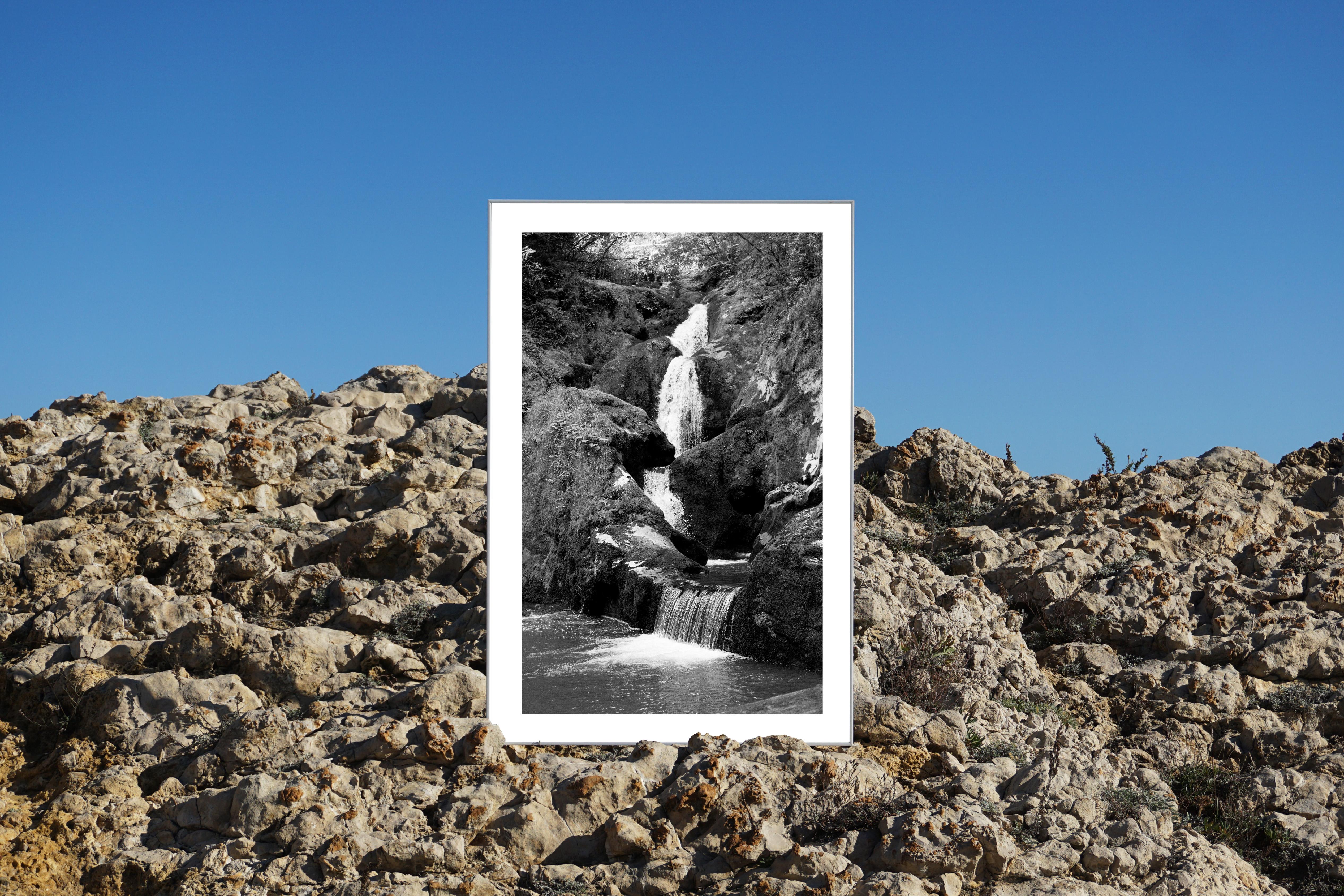 Giclée vertical en blanco y negro de Cascada del Bosque Zen, Paisaje, Feng Shui - Photograph Realista de Kind of Cyan